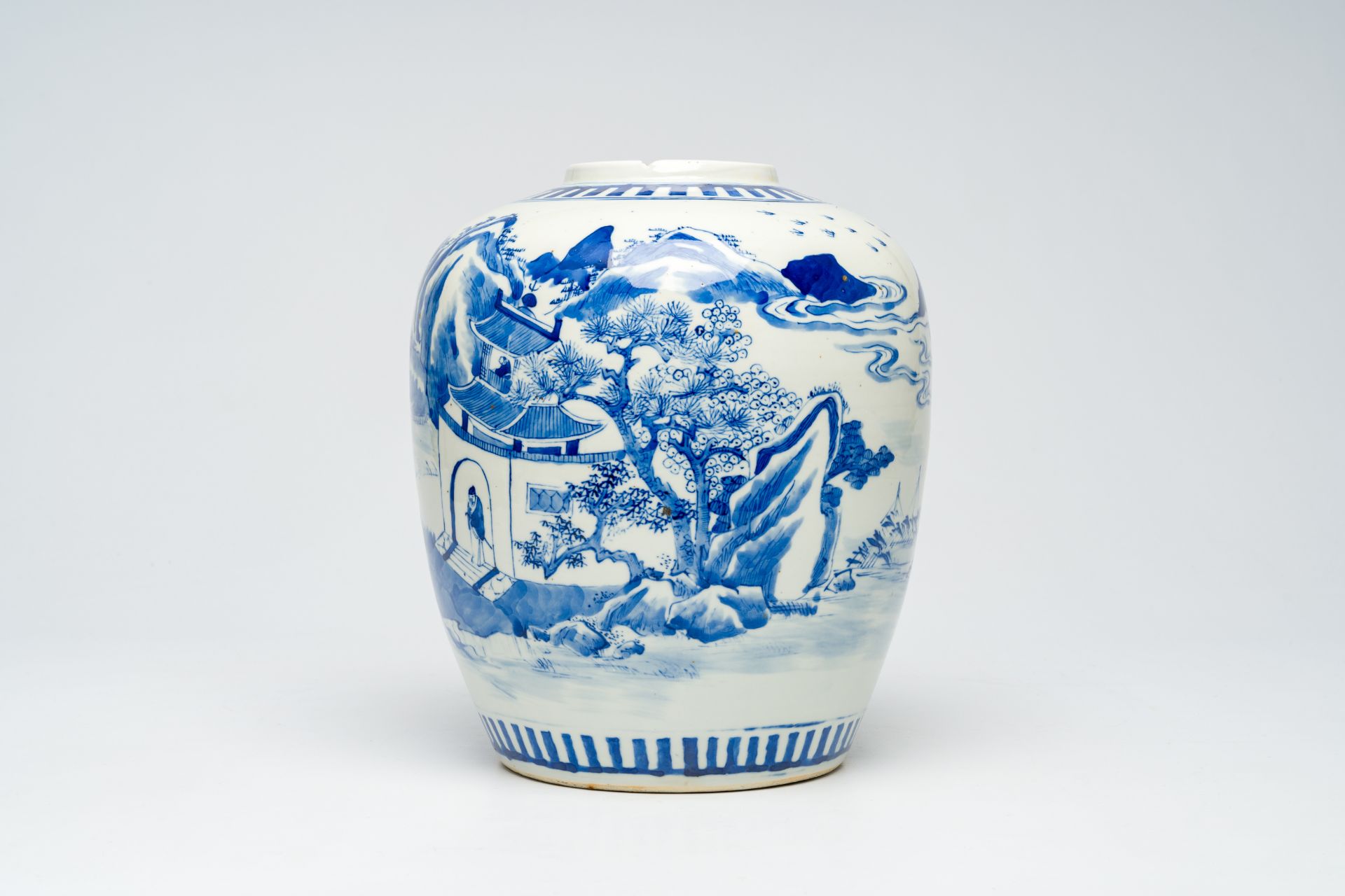 A large Chinese blue and white jar with a fine mountainous landscape, Kangxi mark, 19th C. - Bild 6 aus 12