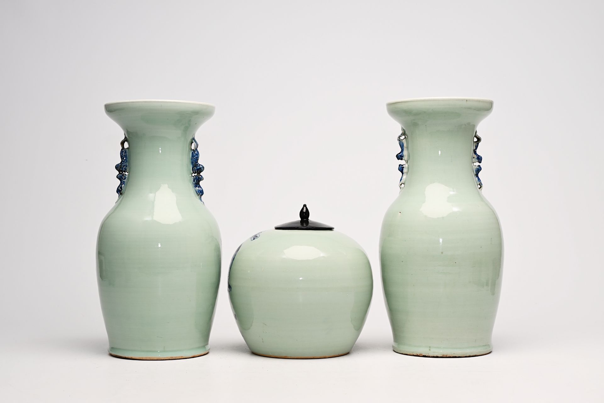 Two Chinese blue and white celadon ground vases and a jar and cover with Buddhist lions and a qilin, - Bild 8 aus 14