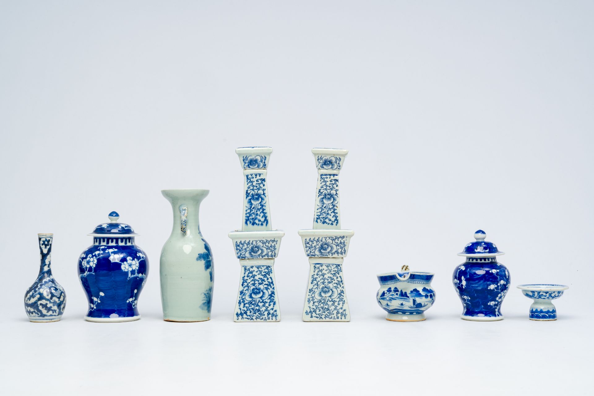 A varied collection of Chinese blue and white porcelain, 19th/20th C. - Image 10 of 30