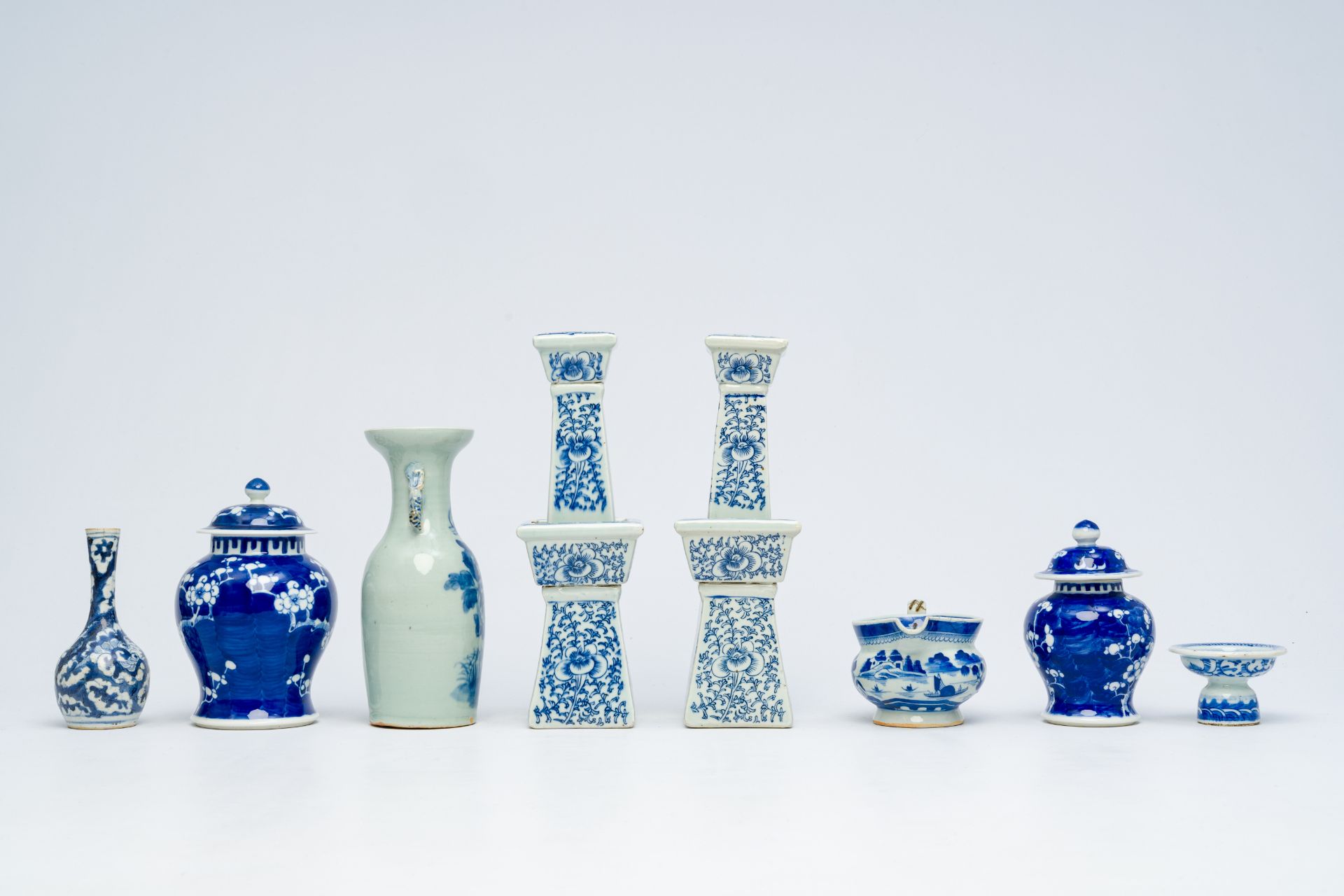 A varied collection of Chinese blue and white porcelain, 19th/20th C. - Bild 10 aus 30