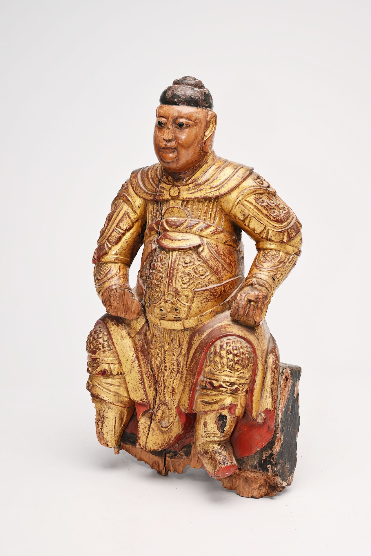 A carved, gilt and polychrome painted wood guardian figure, China, probably 17th C. - Bild 6 aus 9