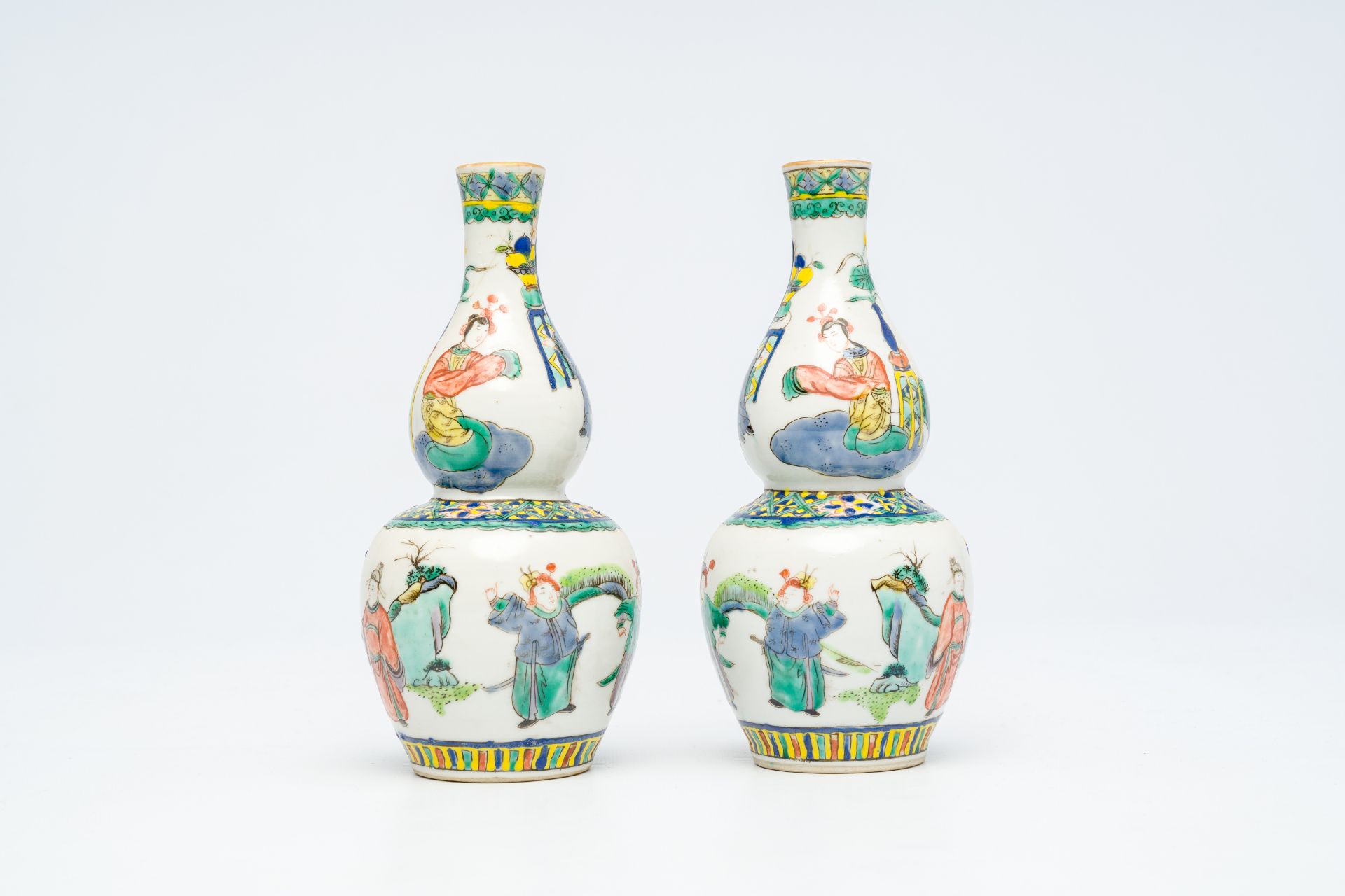 A pair of Chinese famille verte double gourd vases and a plate, 19th C. - Image 12 of 17