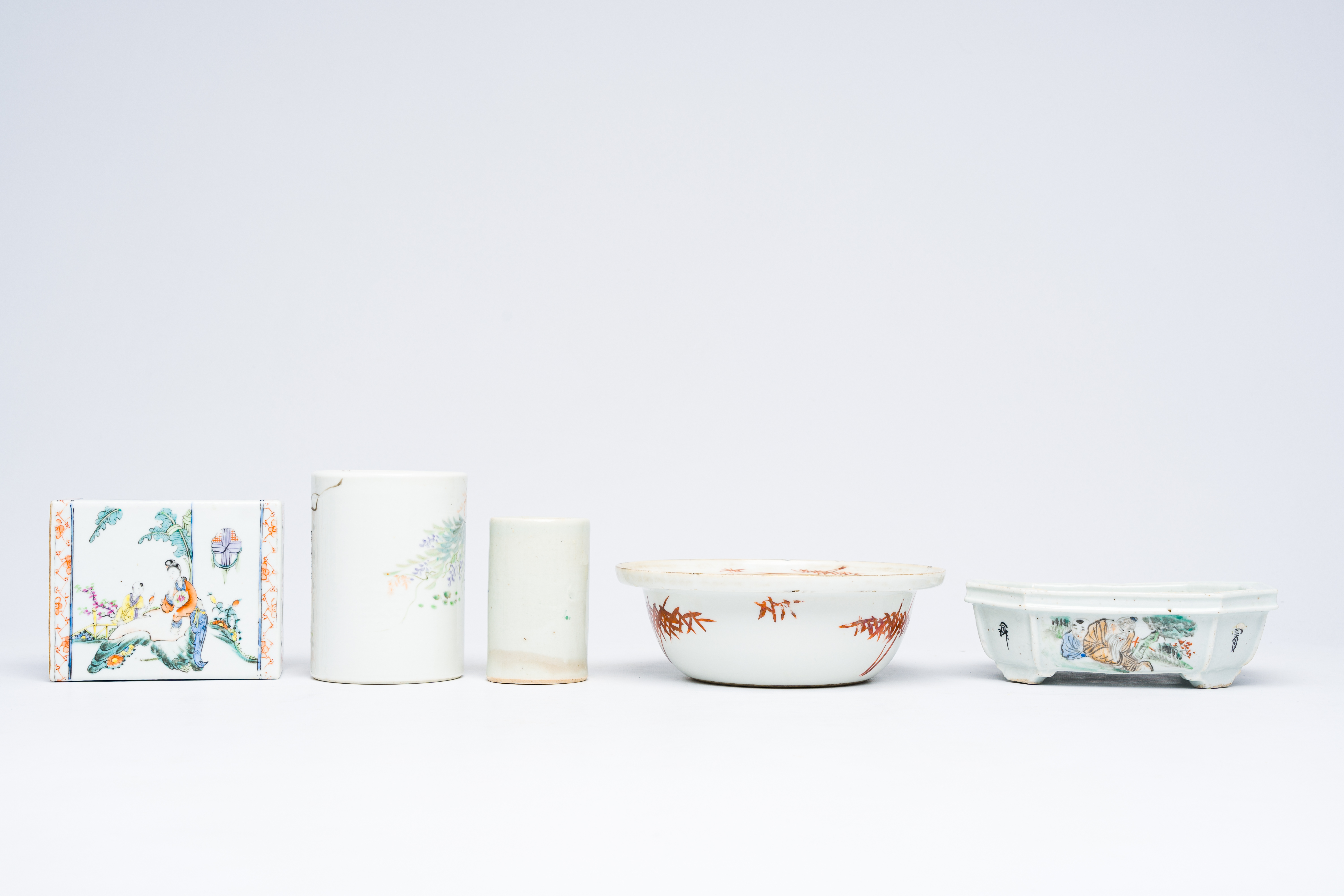 A varied collection of Chinese qianjiang cai and famille rose porcelain, 19th/20th C. - Image 5 of 14