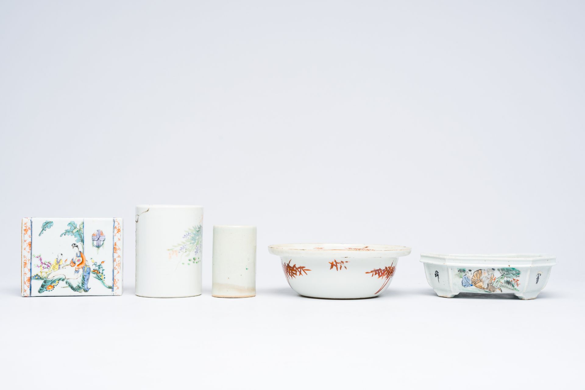 A varied collection of Chinese qianjiang cai and famille rose porcelain, 19th/20th C. - Bild 5 aus 14