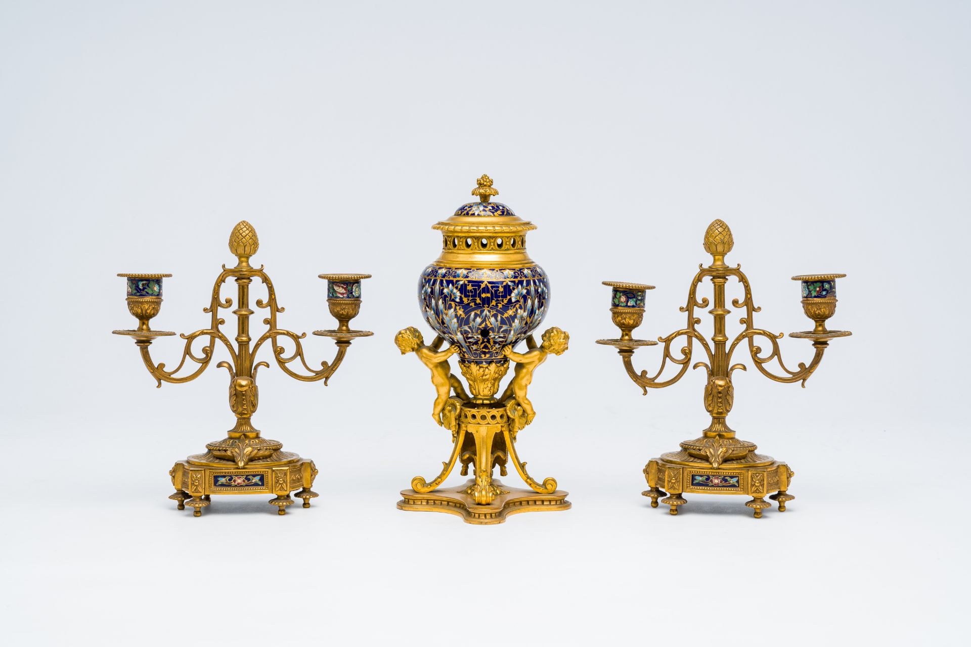 A French gilt bronze and cloisonne three-piece clock garniture with putti, 19th C. - Bild 2 aus 7