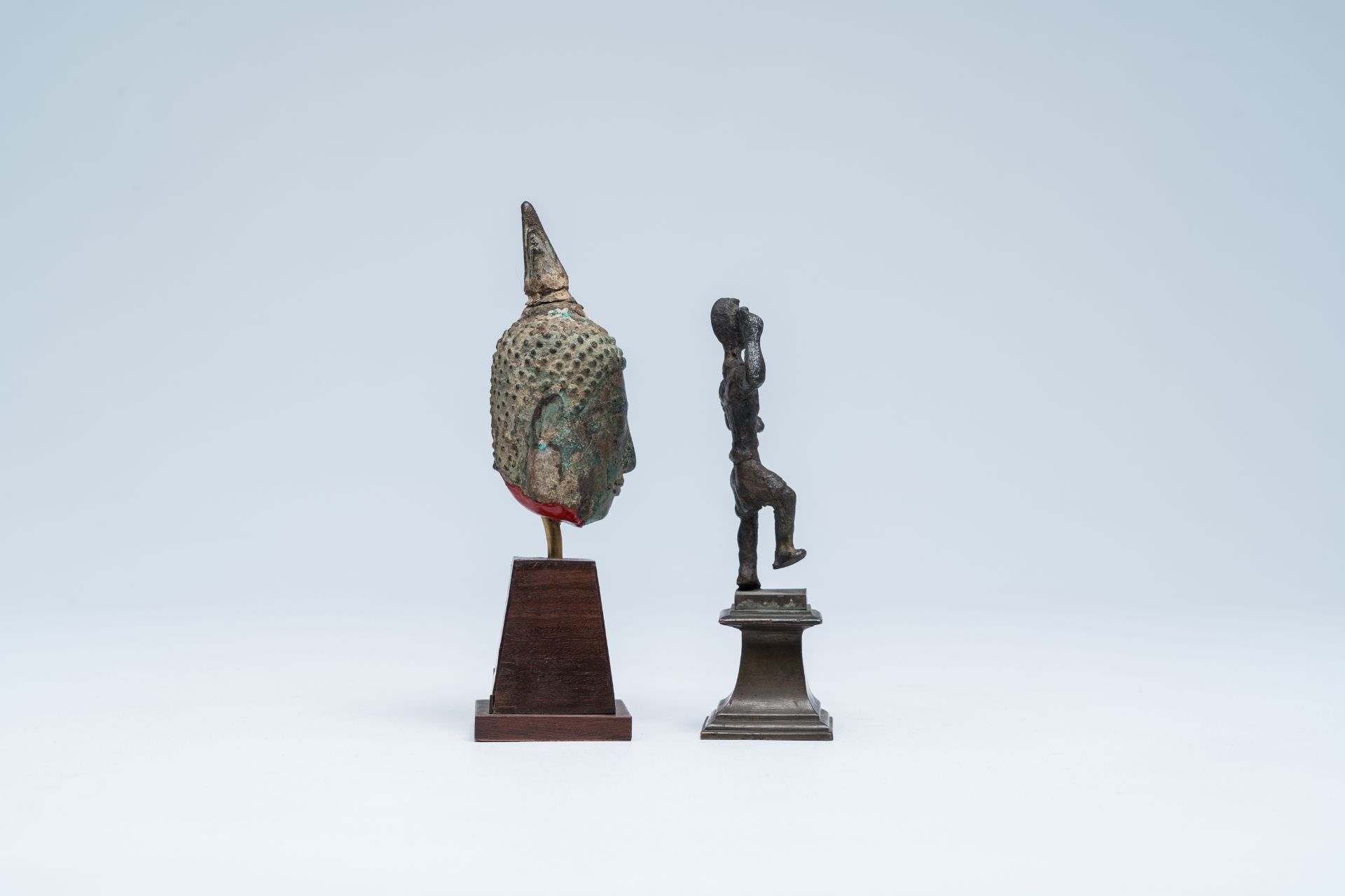 A bronze head of Buddha and a sculpture of a ritual dancer, Southeast Asia, 13th/17th C. - Bild 5 aus 7