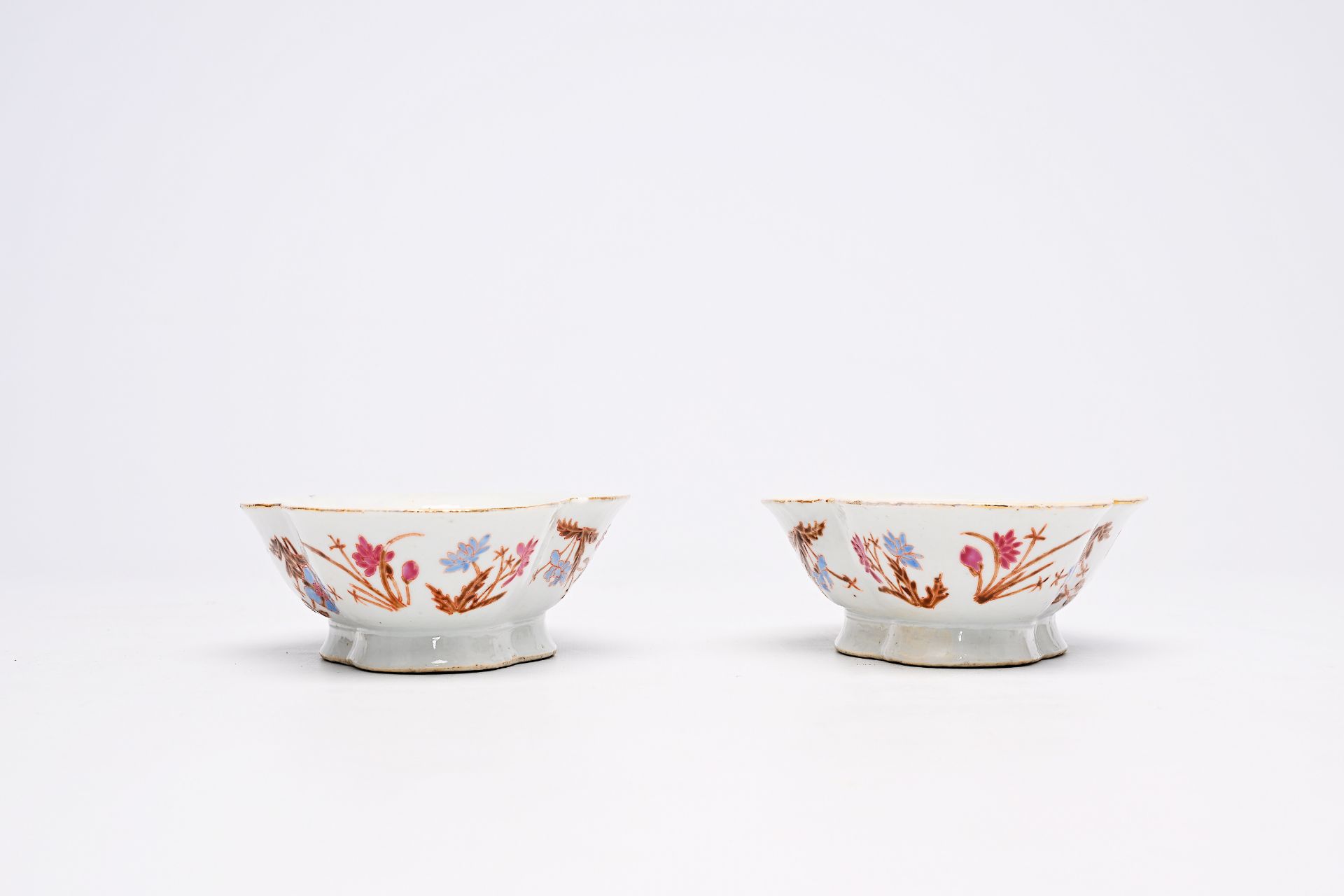 A pair of Chinese lobed famille rose bowls with floral design, 19th C. - Image 11 of 24