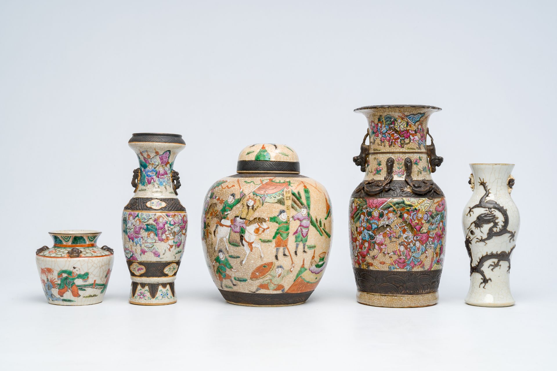 Five Chinese Nanking crackle glazed famille rose and verte vases with dragons, warrior scenes and pl - Bild 2 aus 7
