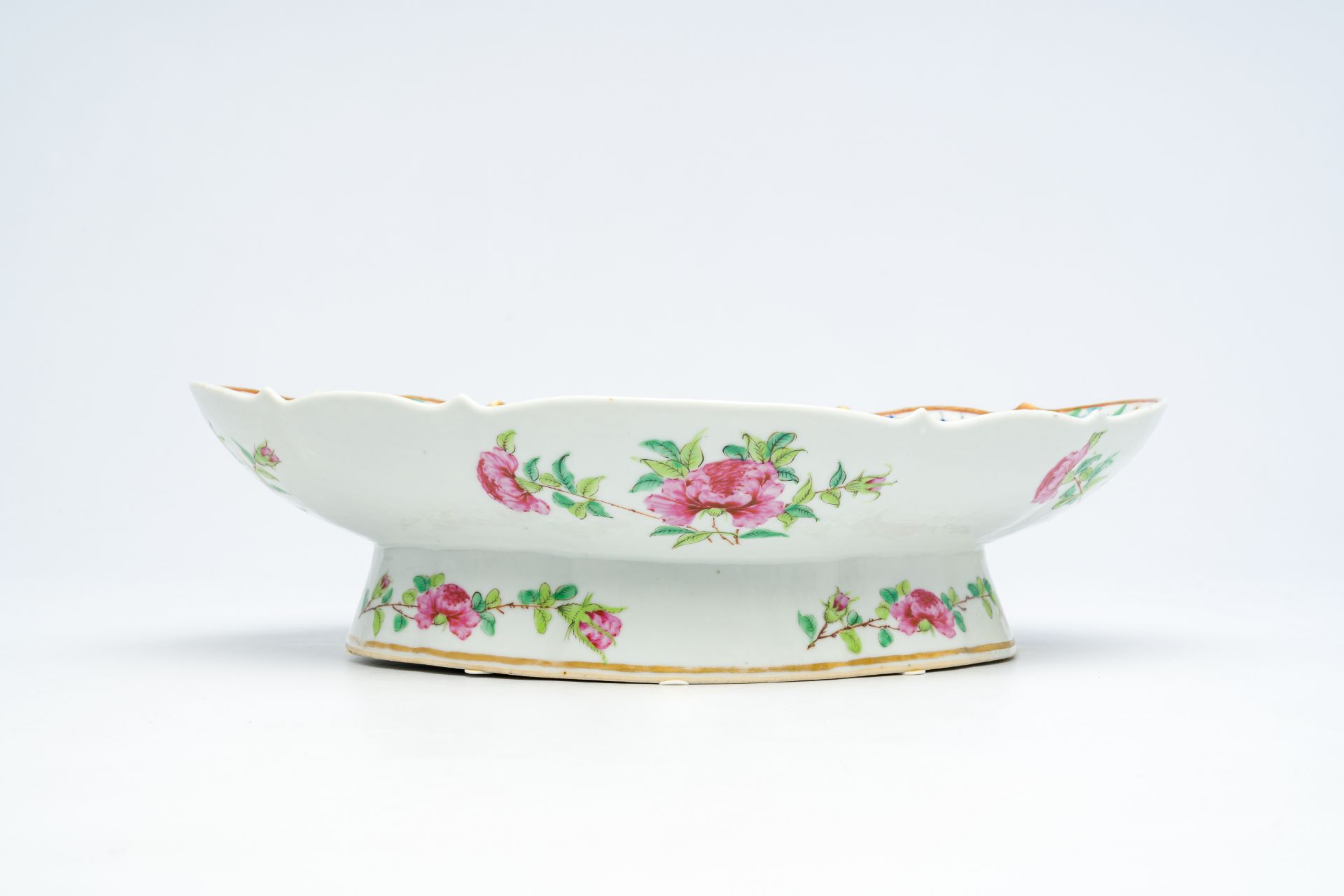 A Chinese Canton famille rose lobed bowl on foot with an animated palace scene and floral design, 19 - Bild 4 aus 7