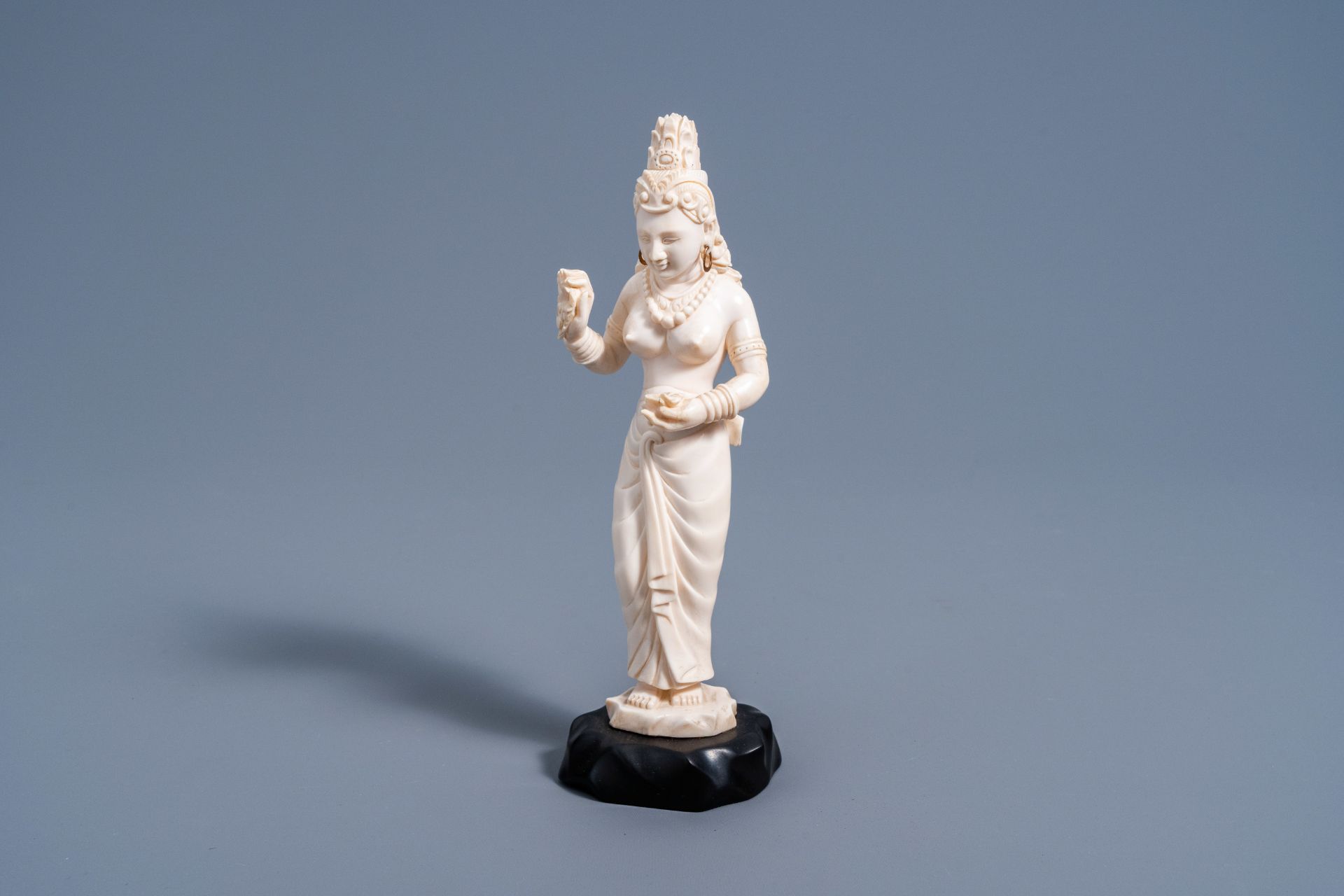 An Indian carved ivory figure of a goddess holding flowers in her hands, ca. 1900 - Image 2 of 9