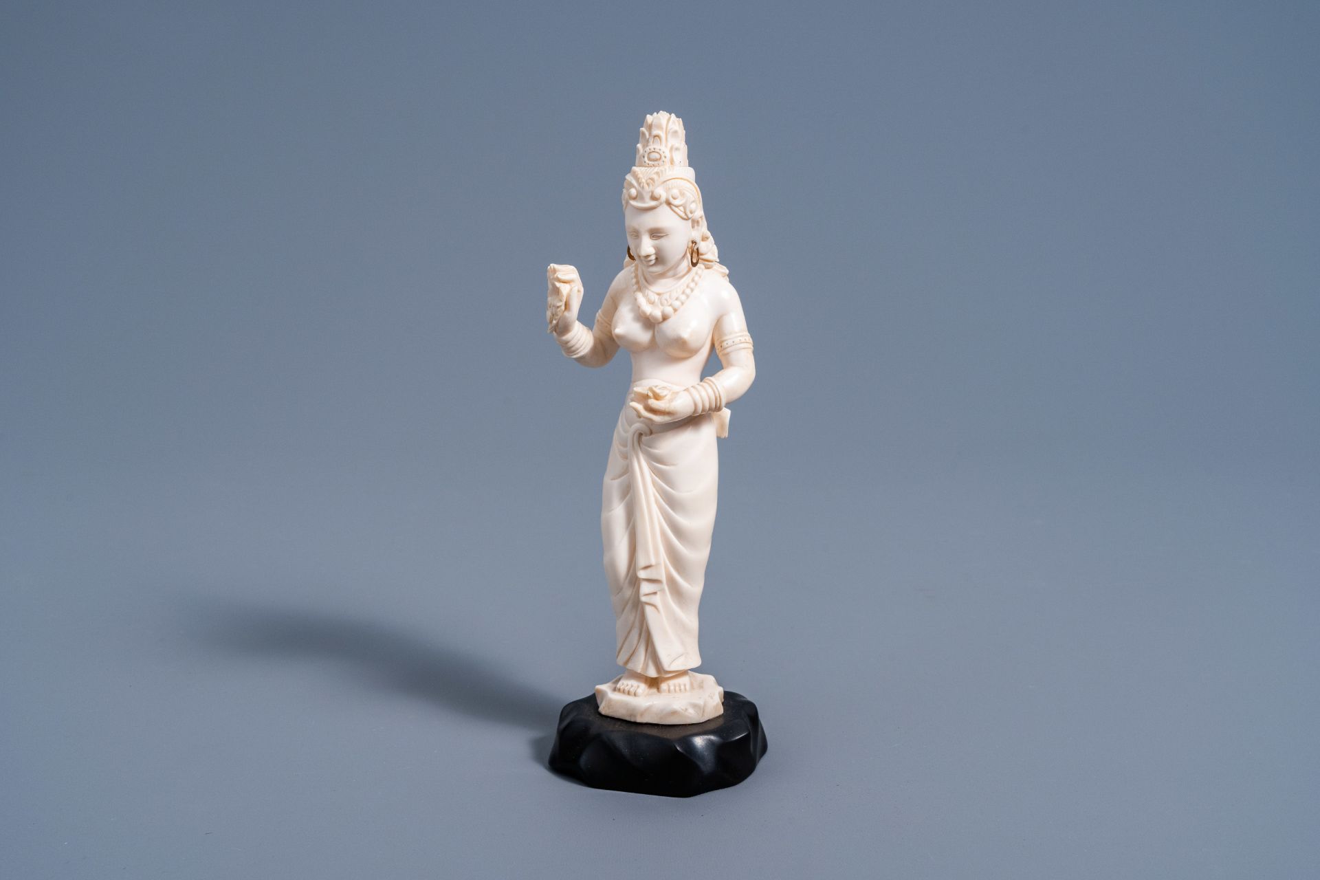 An Indian carved ivory figure of a goddess holding flowers in her hands, ca. 1900 - Bild 2 aus 9