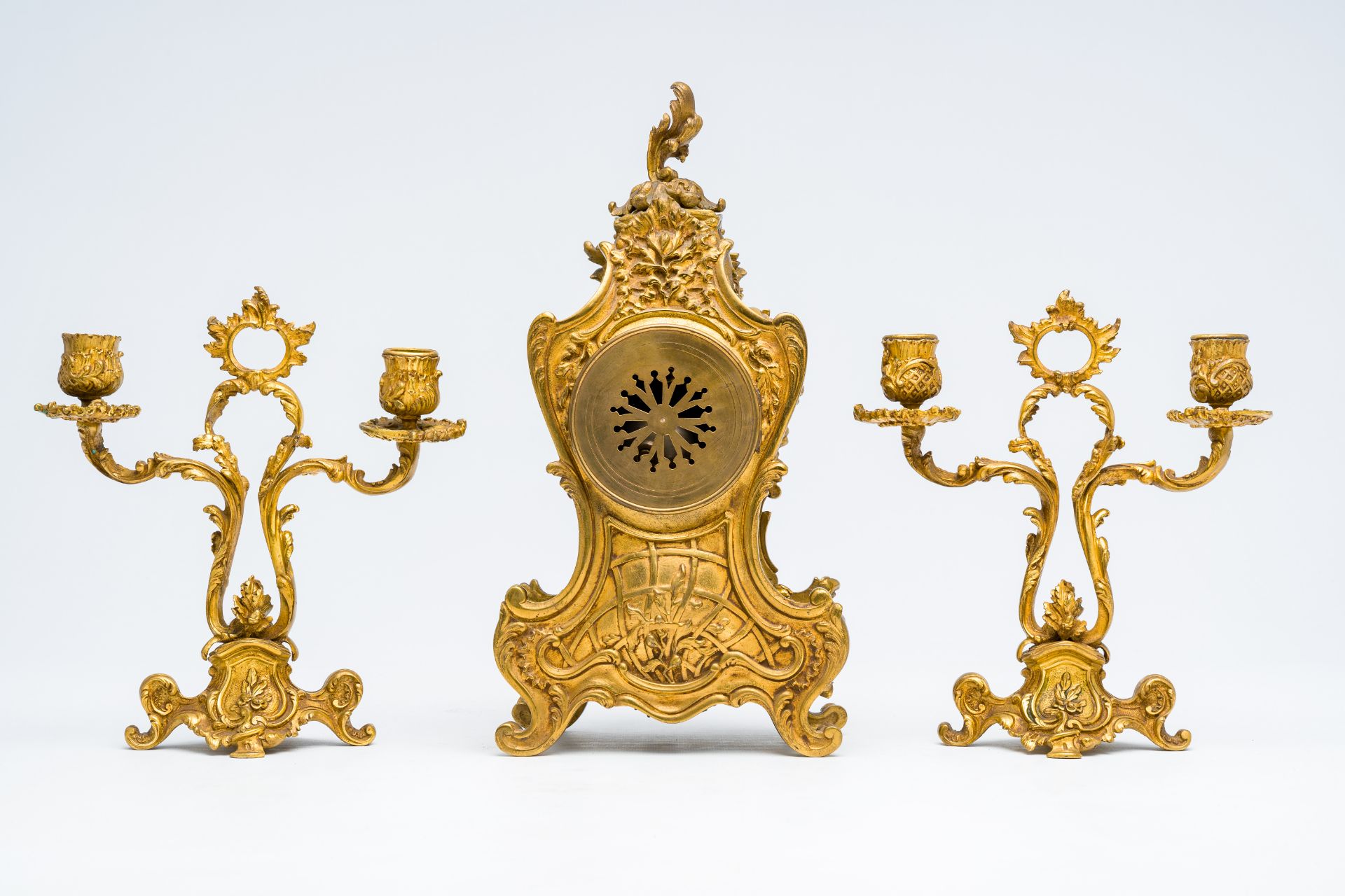 A French Louis XV style gilt bronze three-piece clock garniture, 19th C. - Bild 2 aus 9