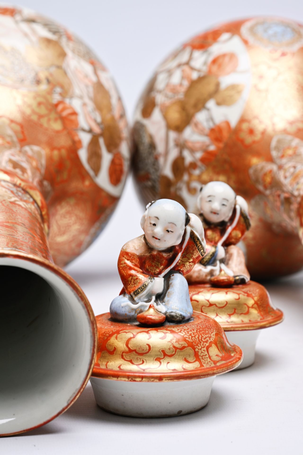 A pair of Japanese Kutani bottle-shaped vases and covers with a coot among blossoming branches and f - Image 11 of 11