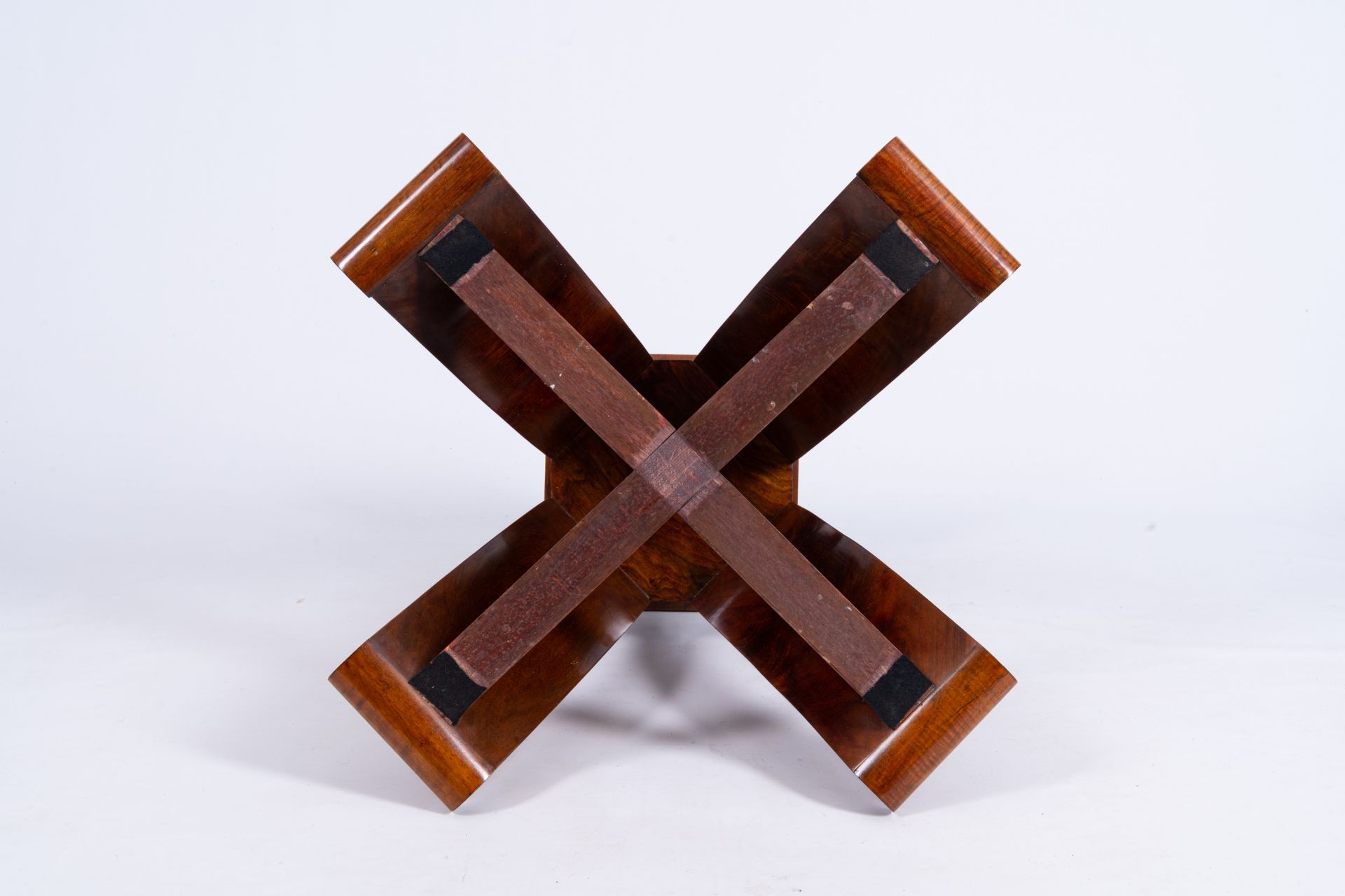 An octagonal veneered wood Art Deco side table with a mirror top, 20th C. - Image 7 of 8