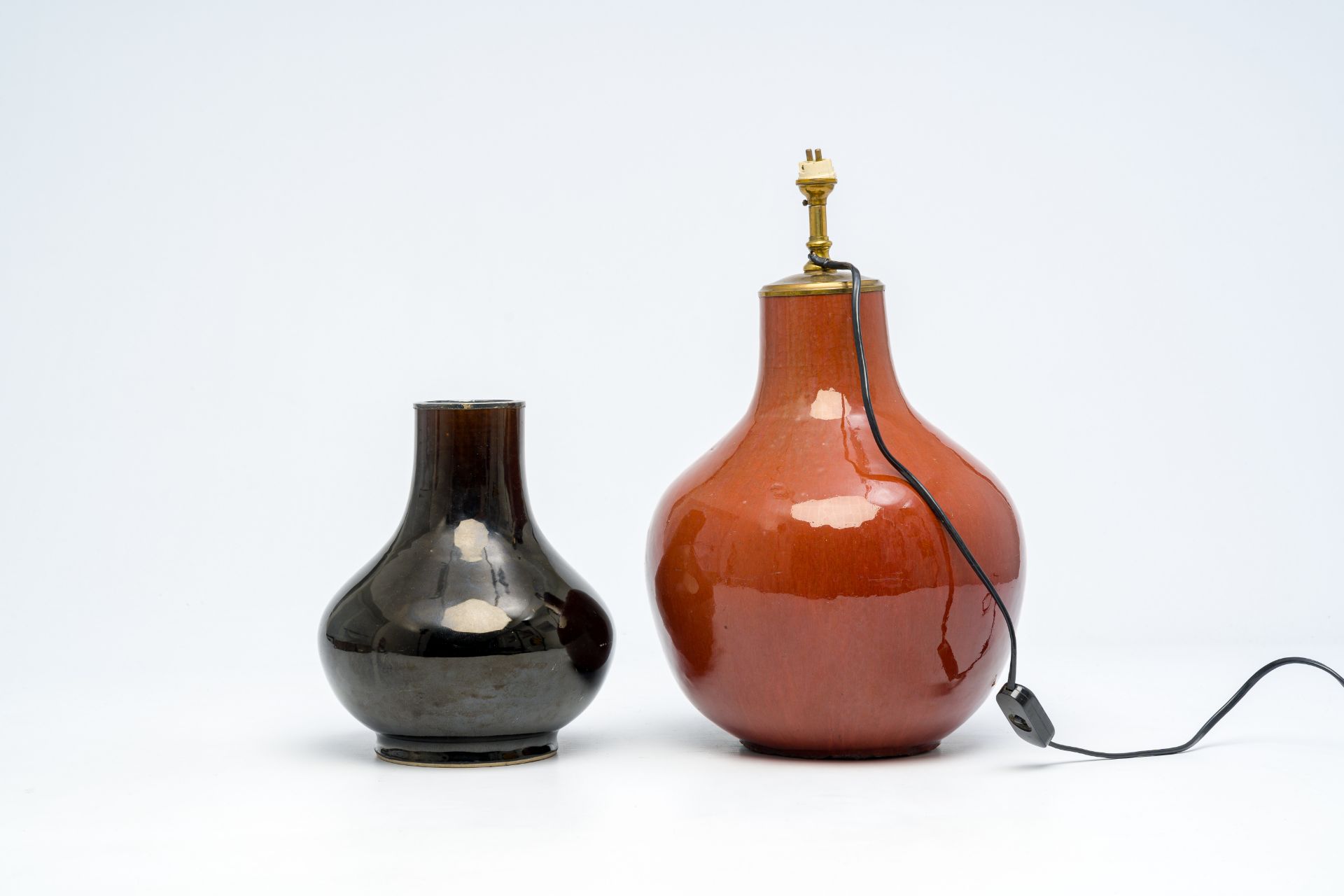Two Chinese monochrome bottle vases, 19th C. - Bild 8 aus 12