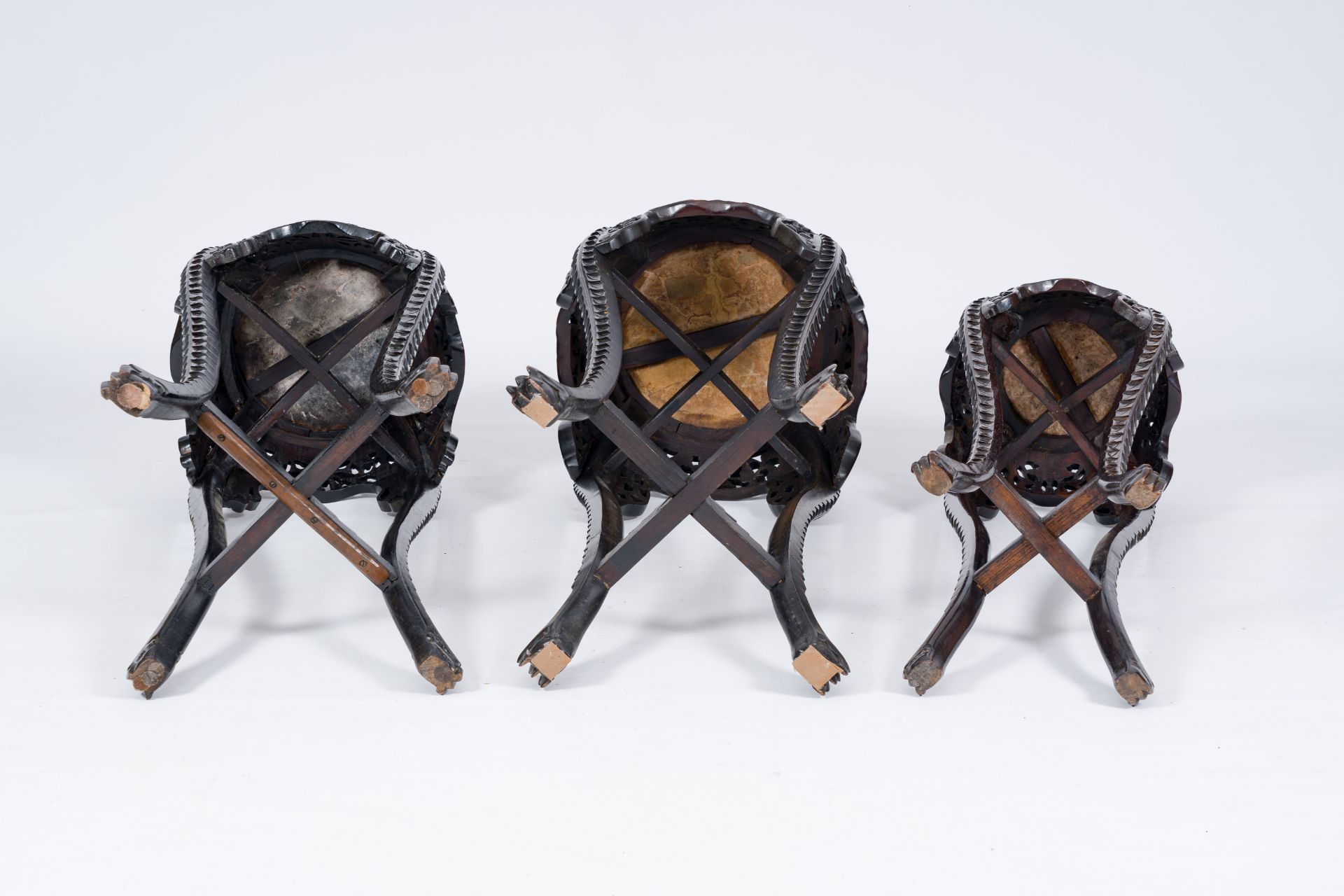 Three Chinese reticulated hardwood stands with marble tops, 20th C. - Bild 7 aus 7