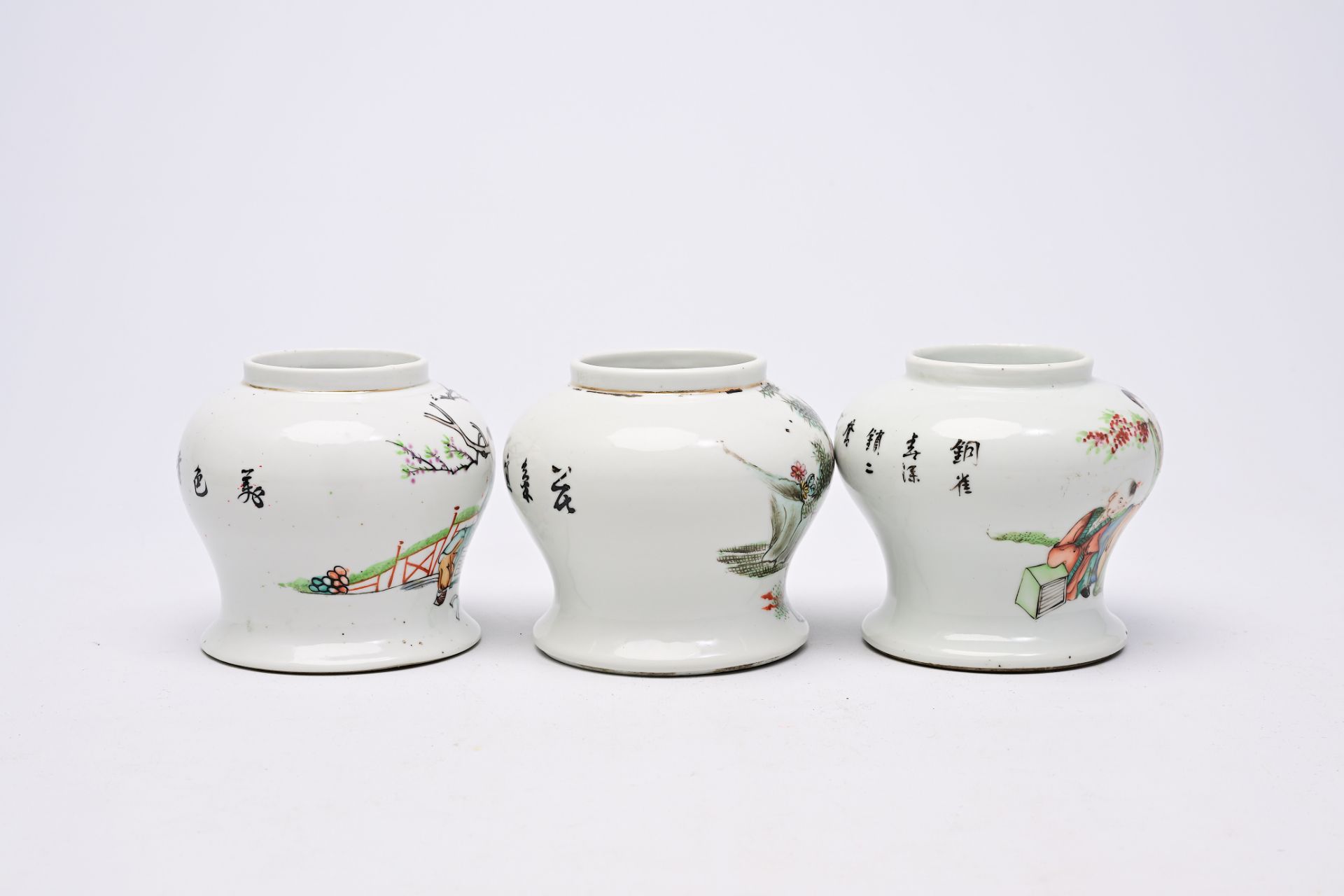 Five various Chinese famille rose and qianjiang cai jars and covers with ladies and children on a te - Bild 15 aus 28