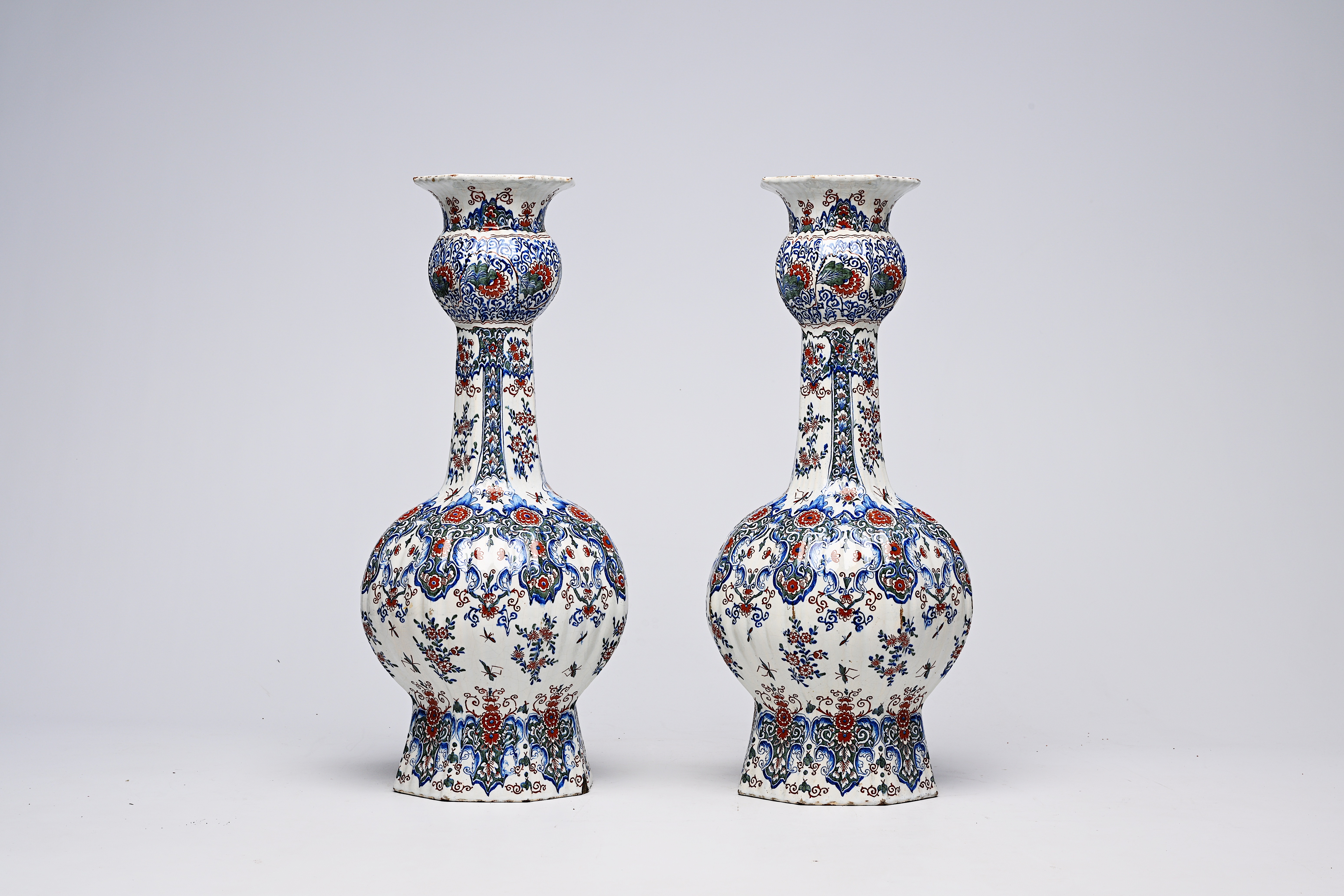 A pair of Dutch Delft cashmire palette vases with floral design, 19th C. - Bild 2 aus 11