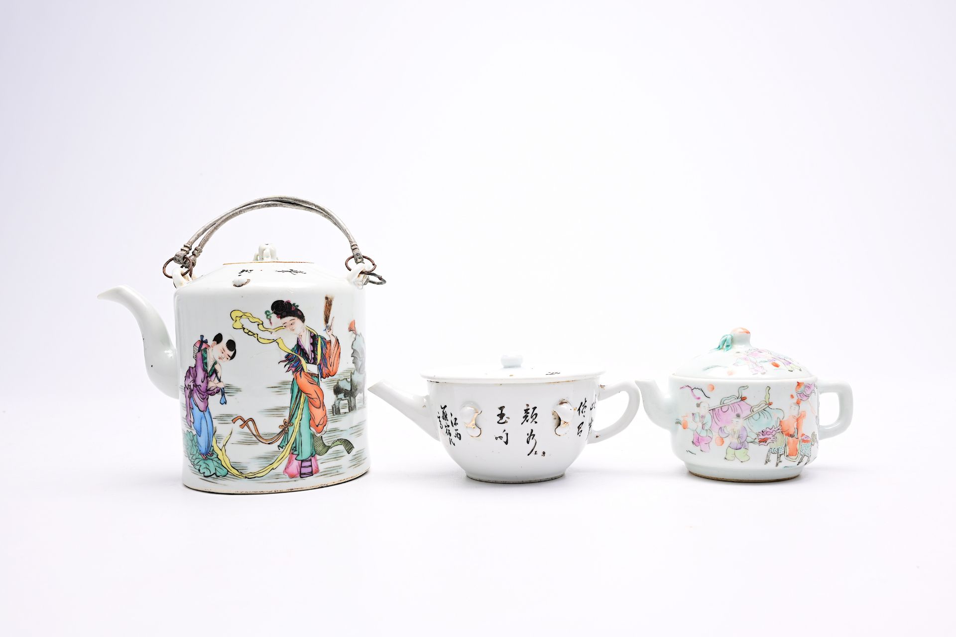 A varied collection of Chinese famille rose and qianjiang cai porcelain, 19th/20th C. - Image 12 of 40