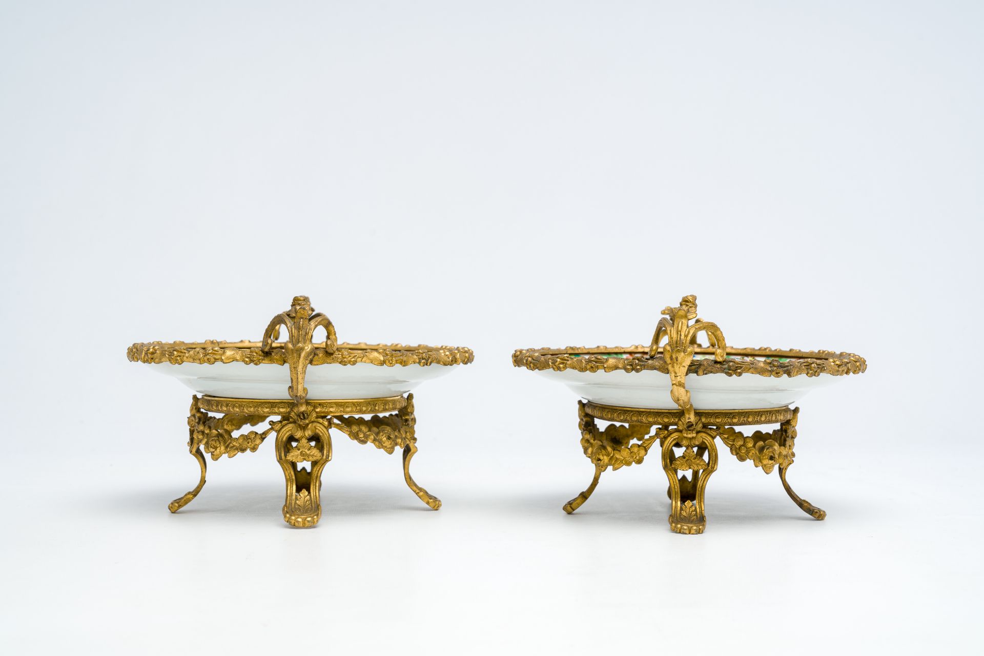 Two Chinese Canton famille rose gilt bronze mounted plates with figures on a terrace, 19th C. - Bild 7 aus 7
