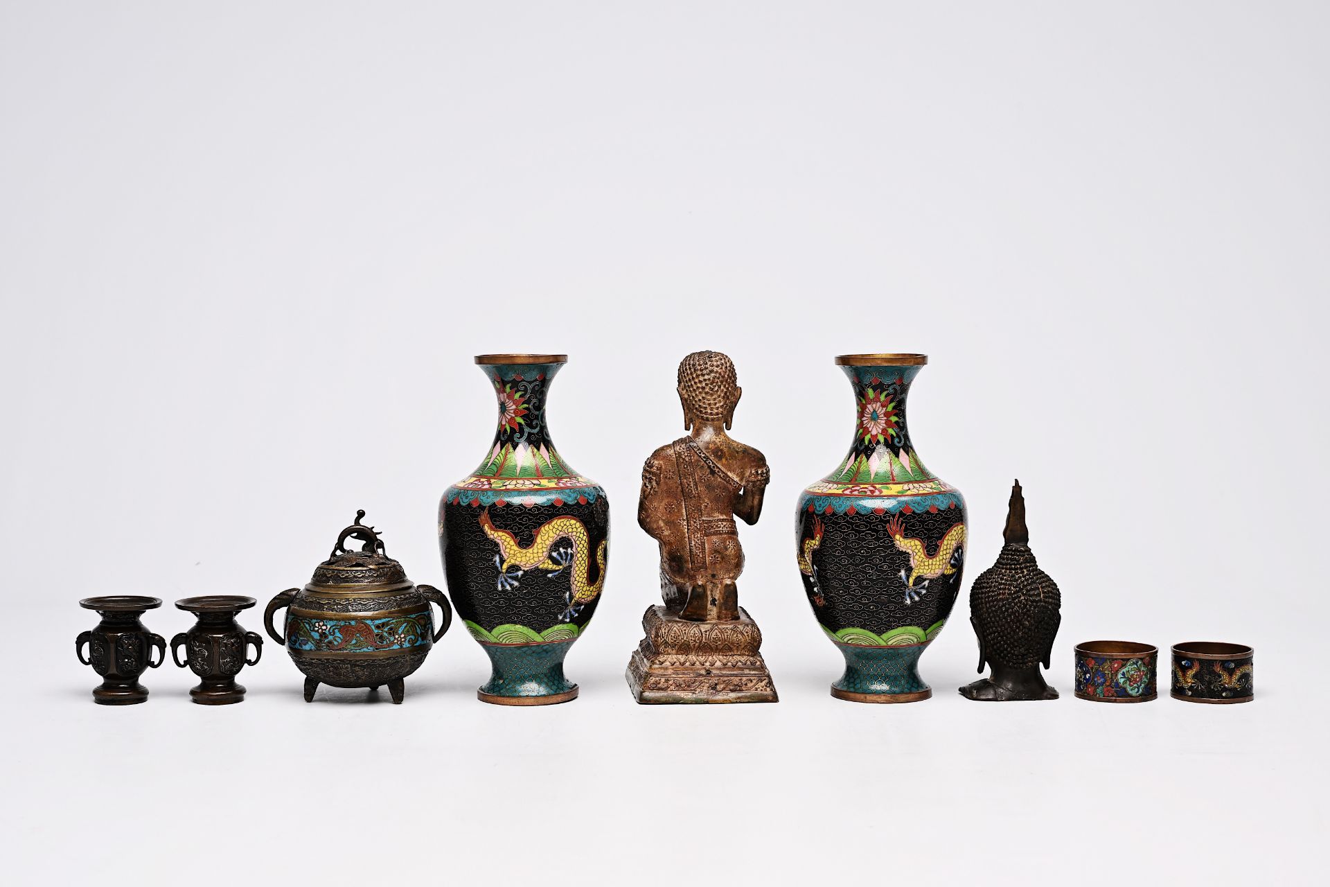 A varied collection of bronze and cloisonne items and two paintings on silk, China, Japan, Burma and - Bild 6 aus 7