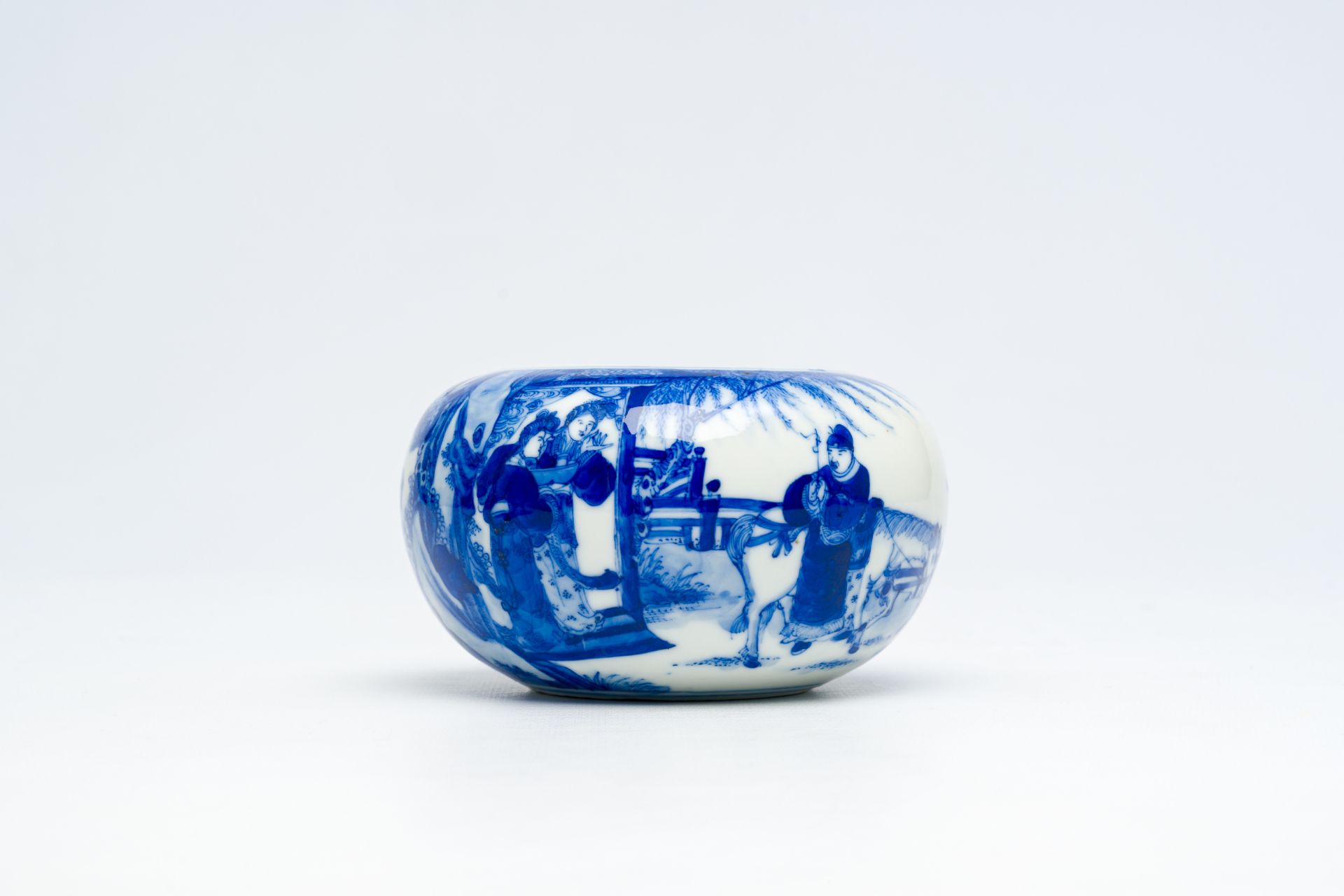 A fine Chinese blue and white brush washer with an animated scene all around, Kangxi mark, 19th C. - Bild 4 aus 14