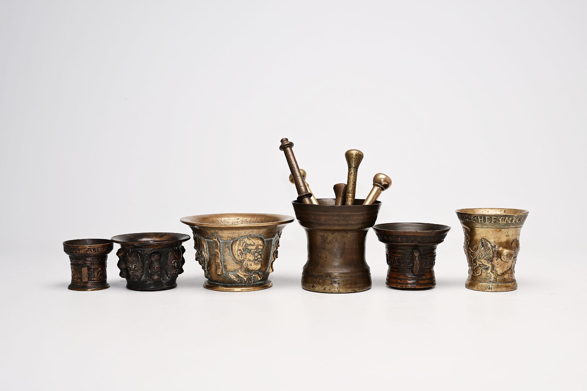 Six bronze mortars, five stampers and a patinated cast iron ram's head, 16th C. and later - Bild 2 aus 16