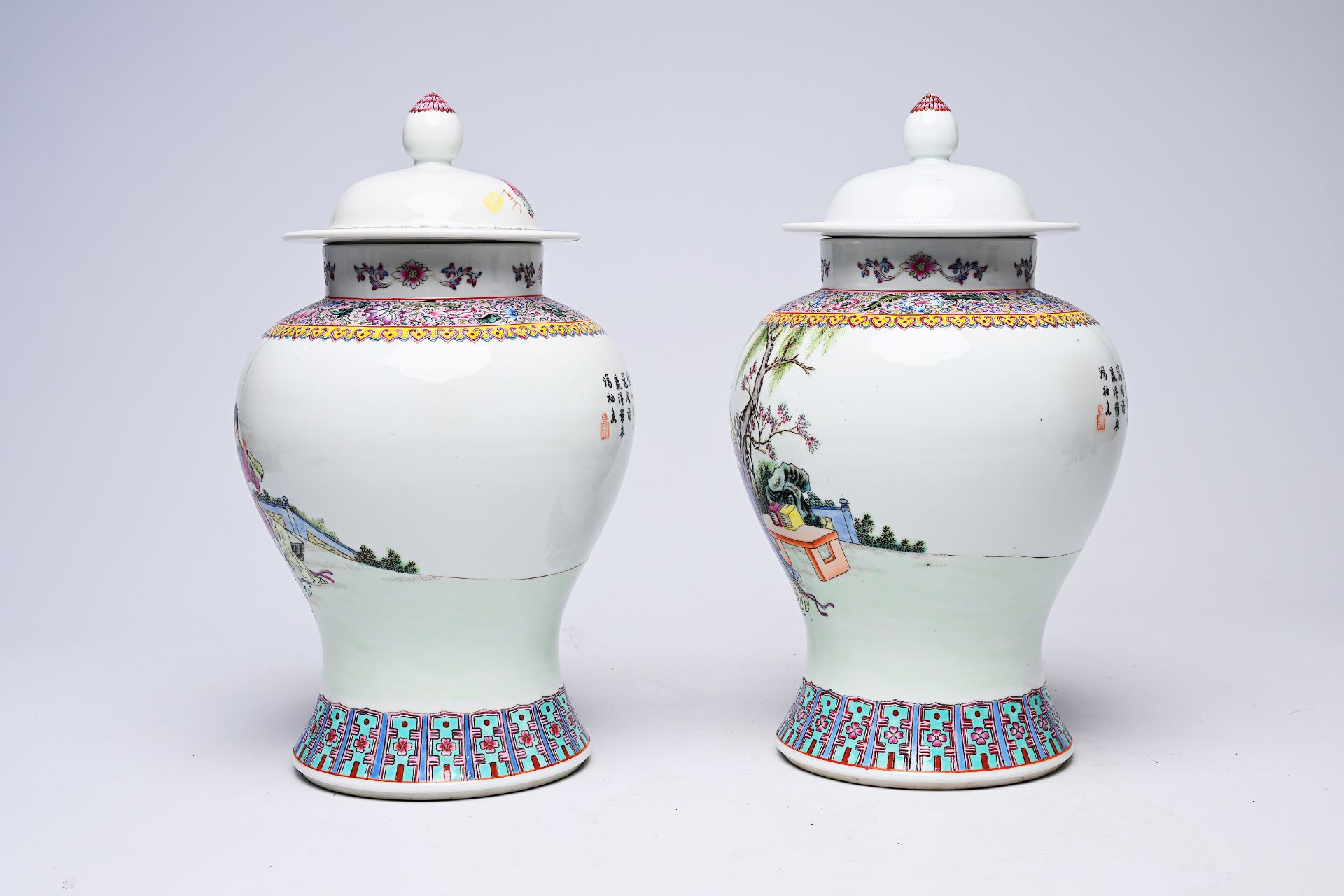 A pair of Chinese famille rose vases and covers with ladies on a terrace, Qianlong mark, Republic, 2 - Bild 4 aus 16