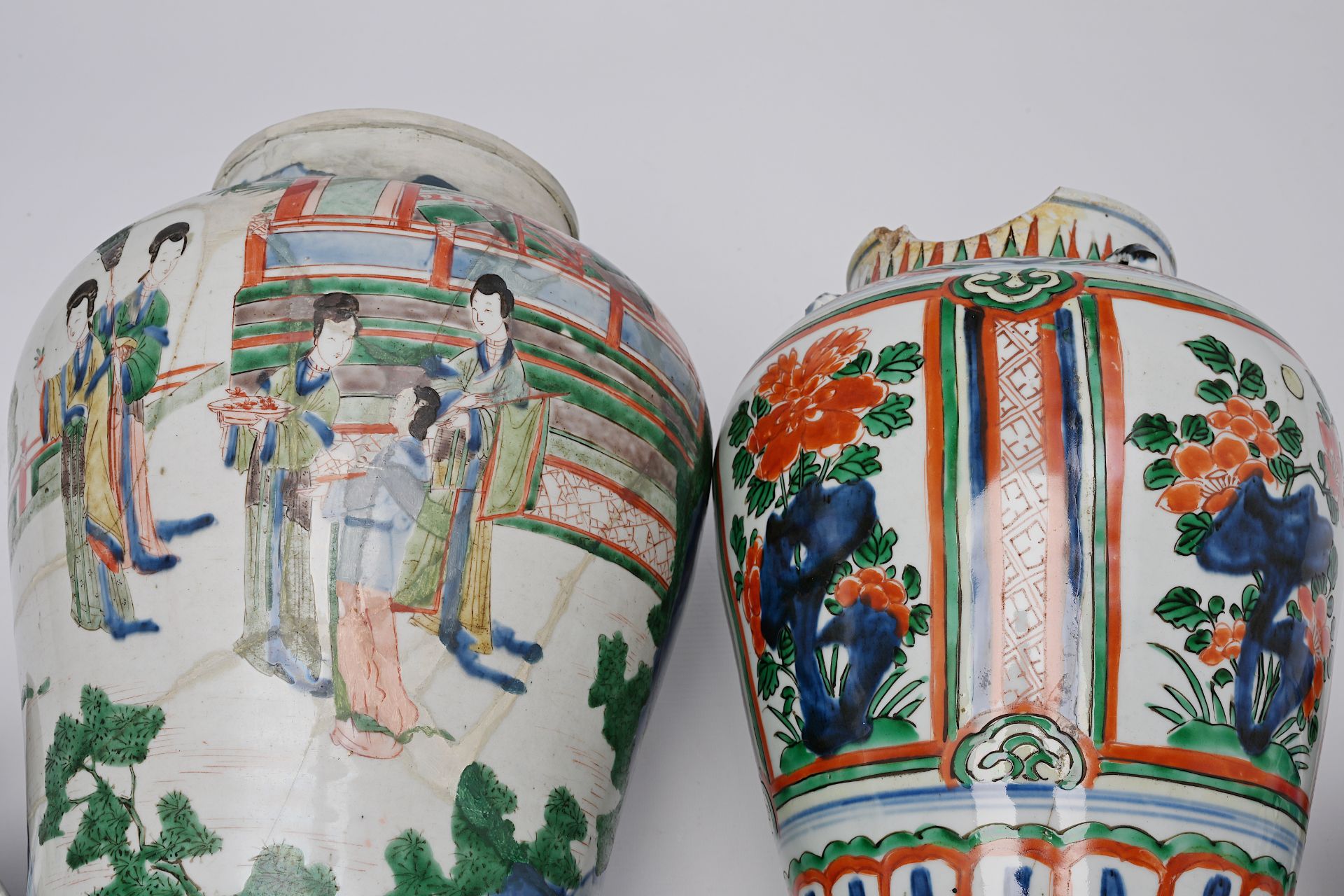 Two Chinese wucai vases and covers, Transitional period - Image 7 of 7