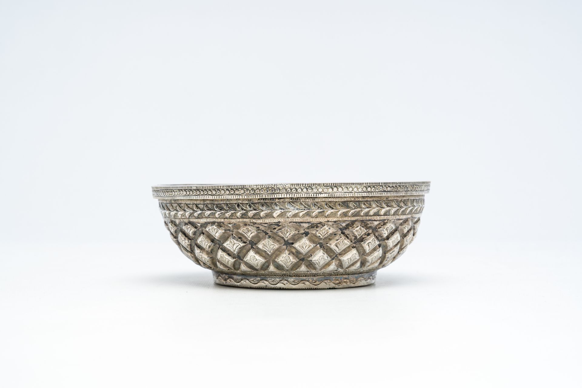 A Southeast Asian silver bowl, probably Laos or Sri Lanka, 19th/20th C. - Image 3 of 7