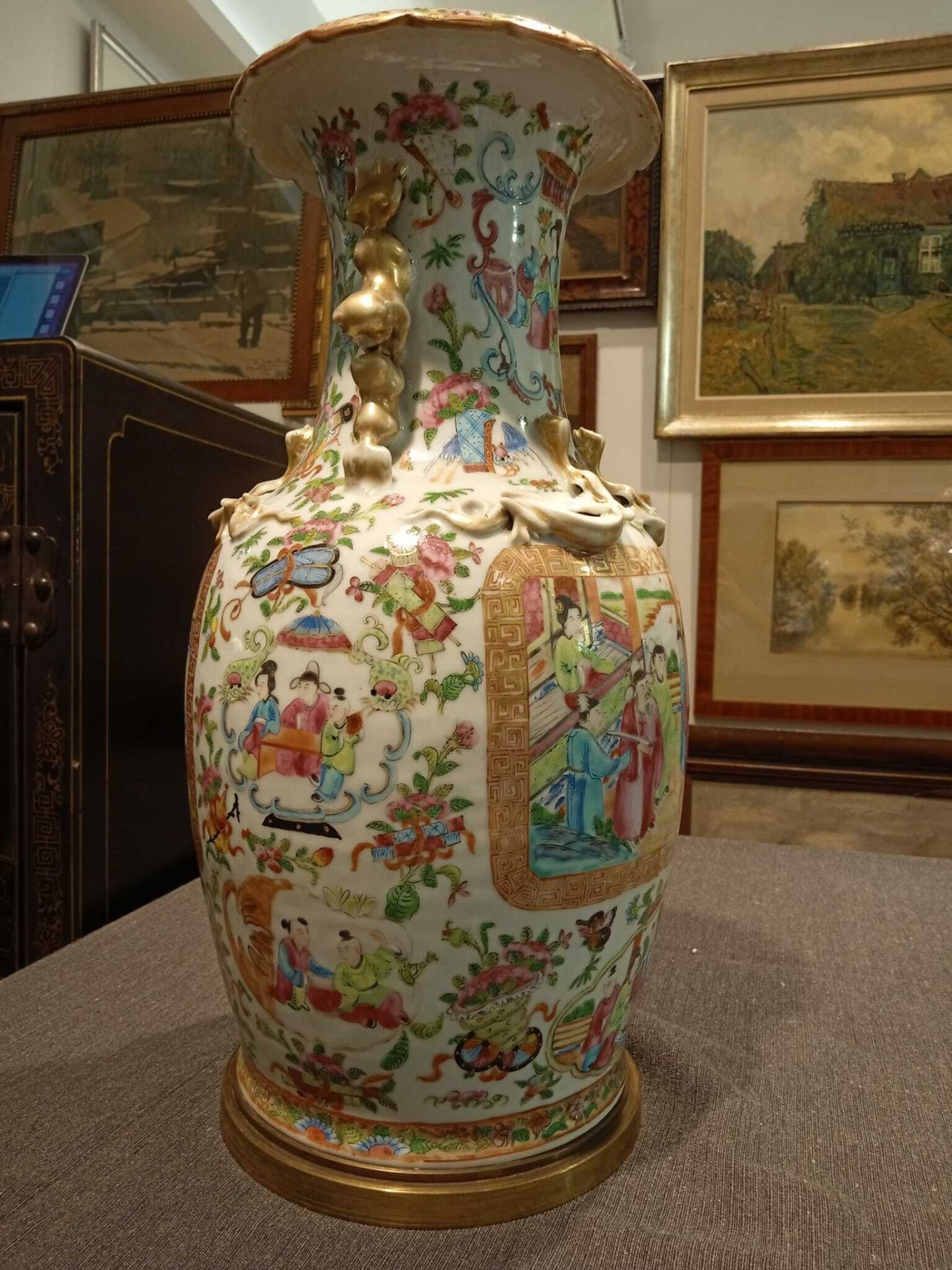 Two Chinese Canton famille rose vases with palace scenes, one of which mounted as a lamp, 19th C. - Bild 34 aus 46