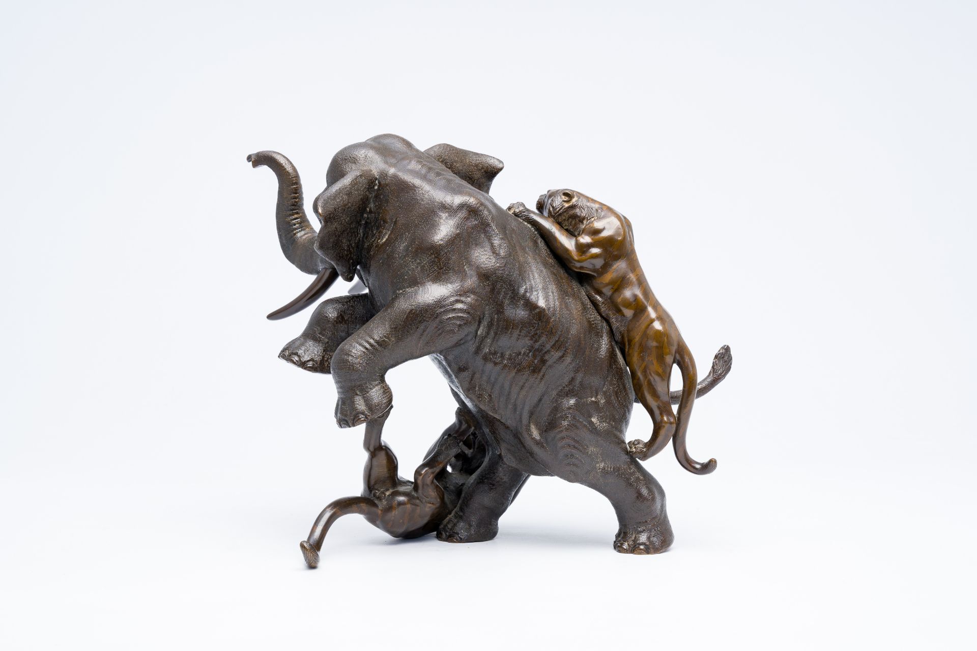A Japanese bronze okimono of an elephant fighting two tigers, Meiji/Showa, 20th C. - Image 4 of 15