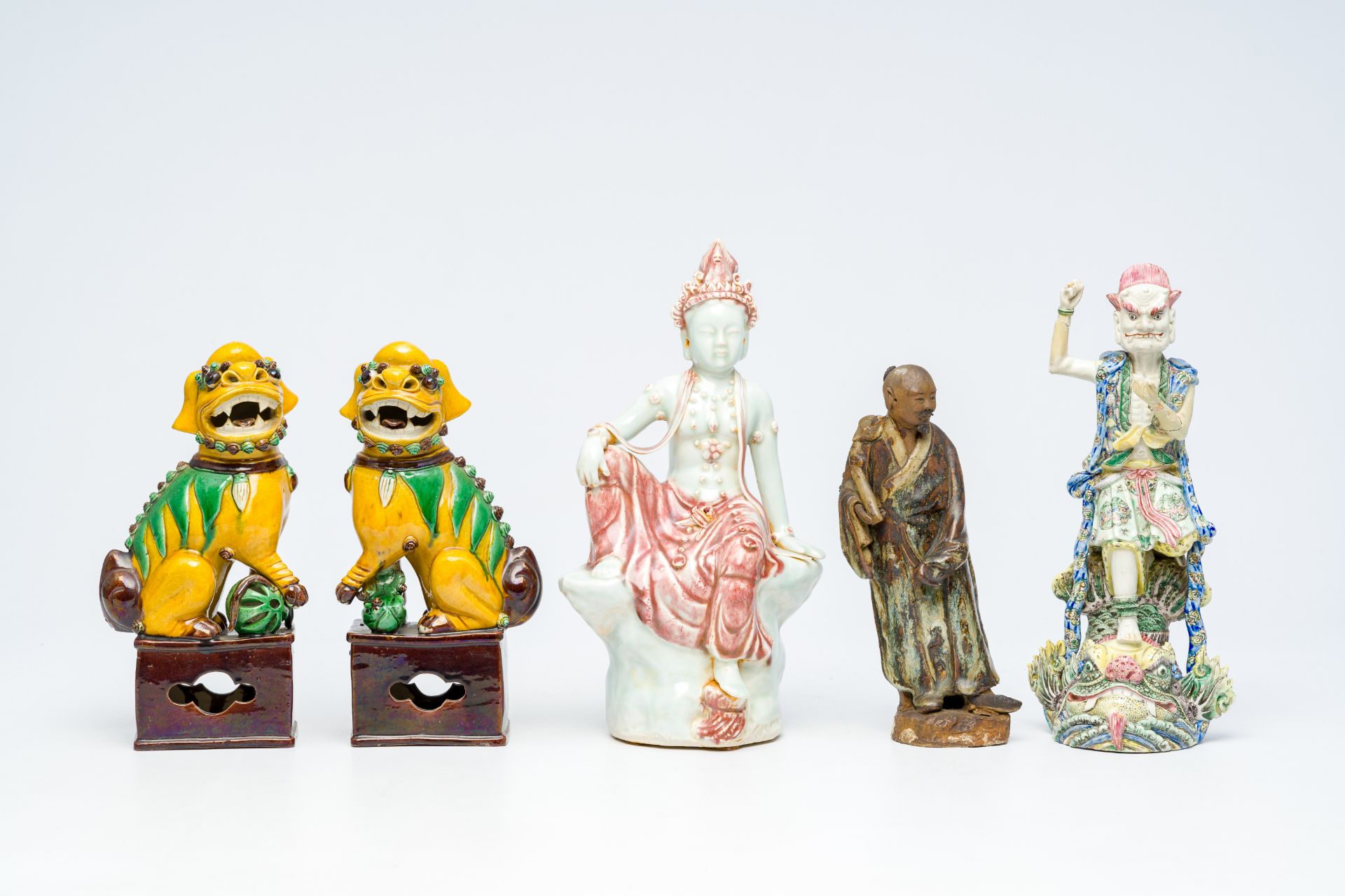 Five various Chinese famille rose and polychrome porcelain and pottery figures, 19th/20th C. - Image 2 of 7