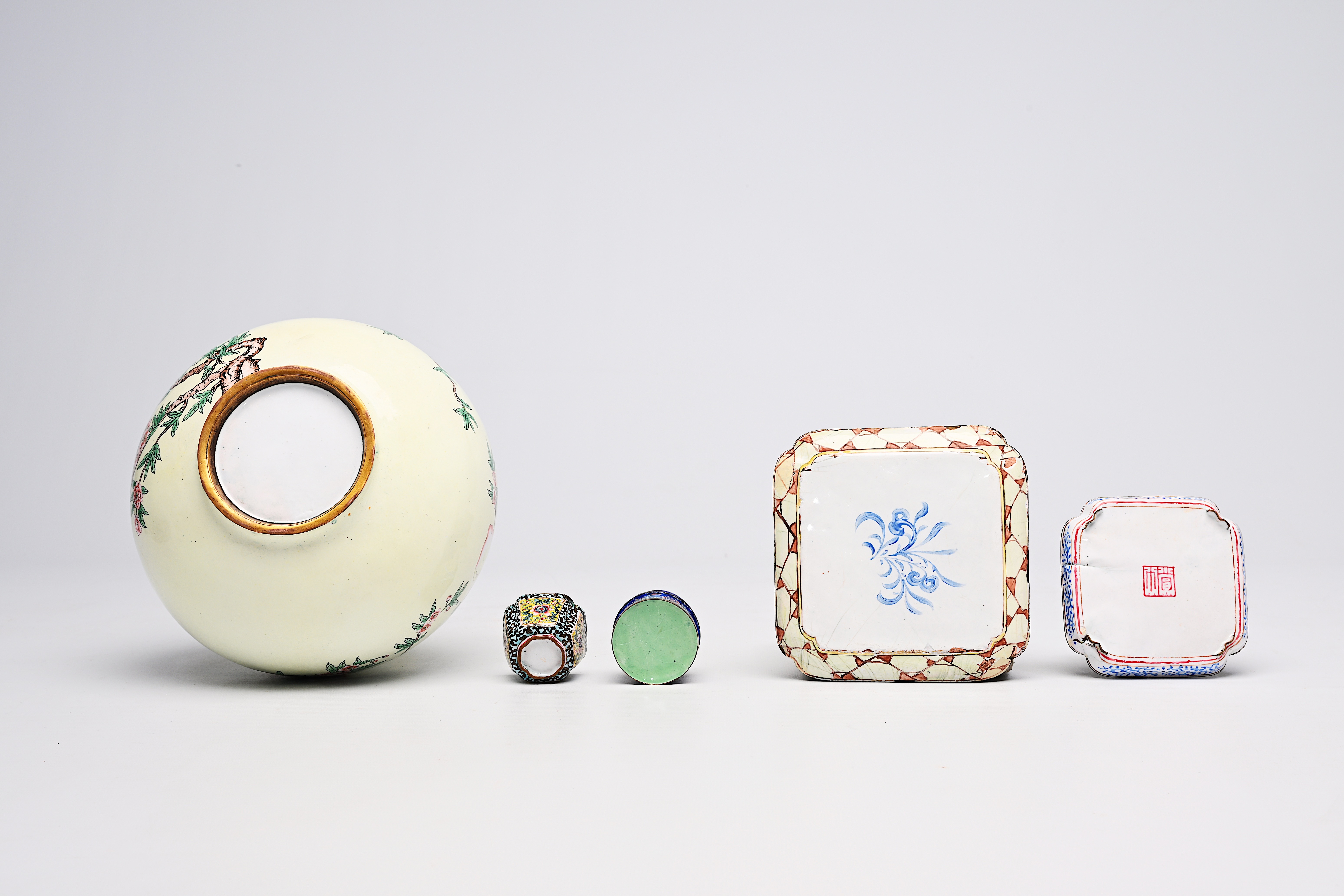 Five various Chinese Canton enamel pieces, Qing/Republic - Image 5 of 6