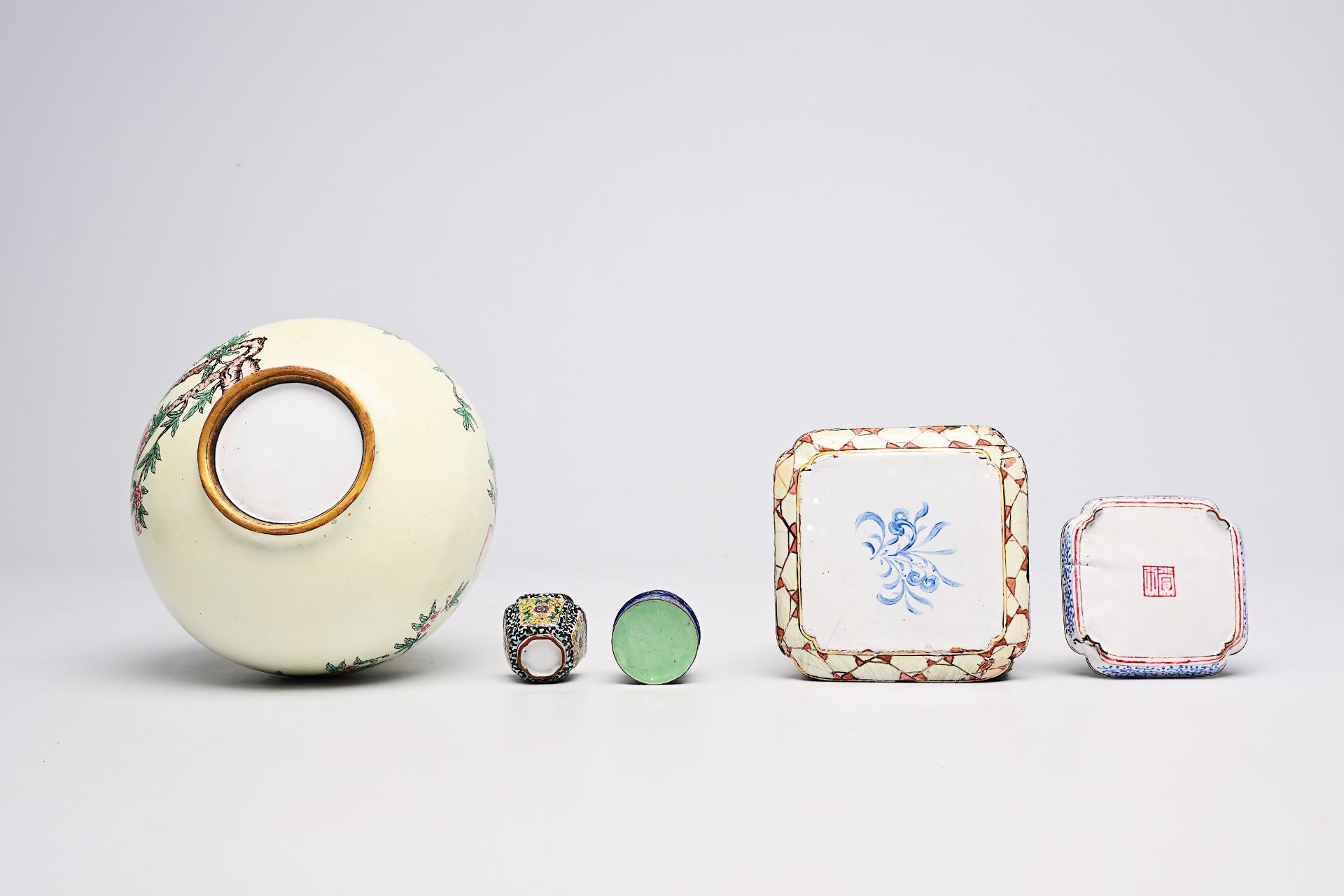 Five various Chinese Canton enamel pieces, Qing/Republic - Image 5 of 6
