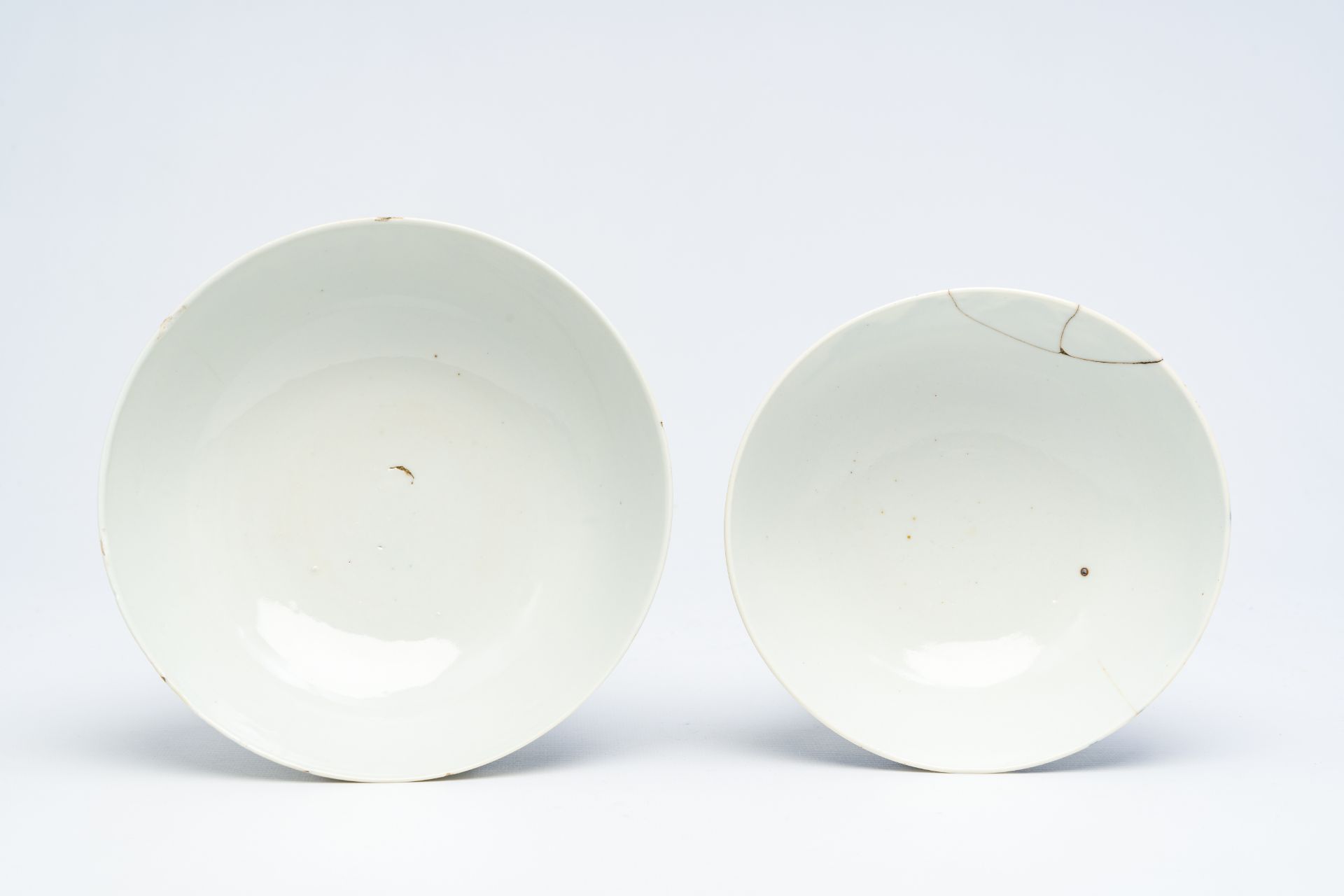 Two Chinese blue and white 'animated landscape' bowls, 19th C. - Image 12 of 14