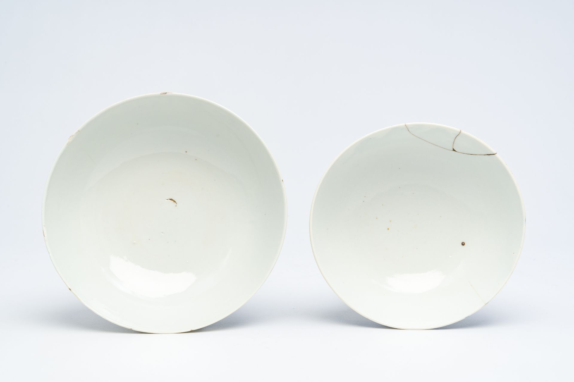 Two Chinese blue and white 'animated landscape' bowls, 19th C. - Bild 12 aus 14