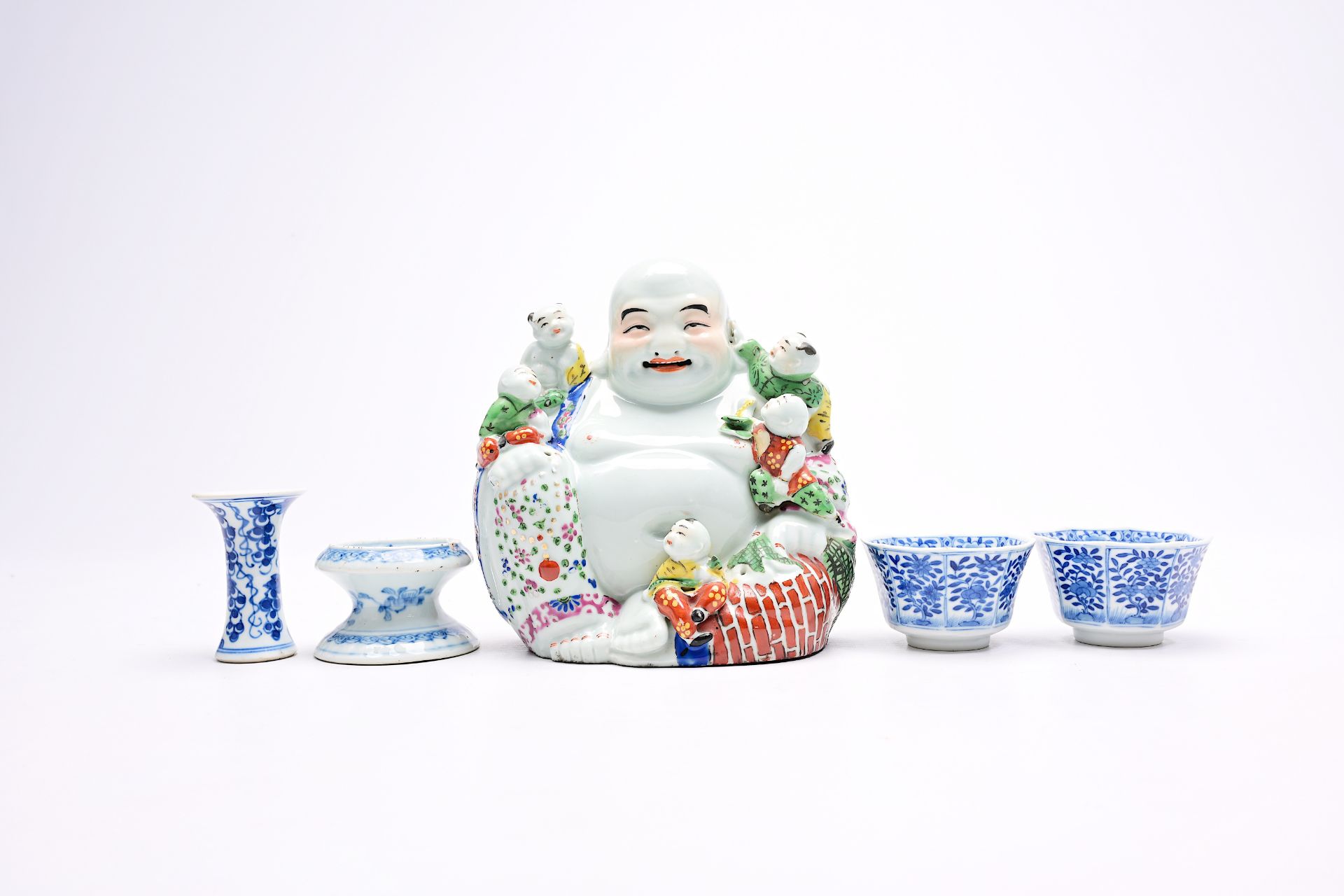 A varied collection of Chinese blue, white, famille rose and Imari style porcelain, 18th C. and late - Image 6 of 14