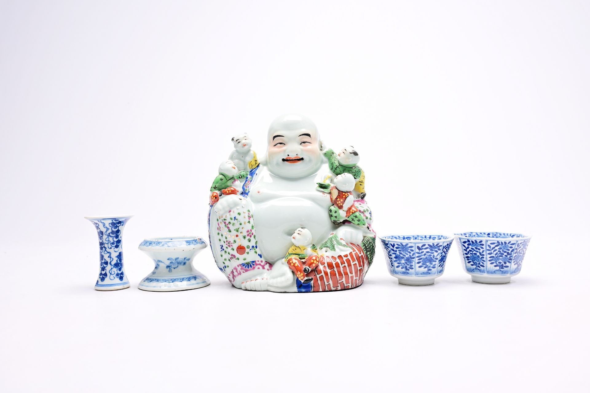 A varied collection of Chinese blue, white, famille rose and Imari style porcelain, 18th C. and late - Bild 6 aus 14