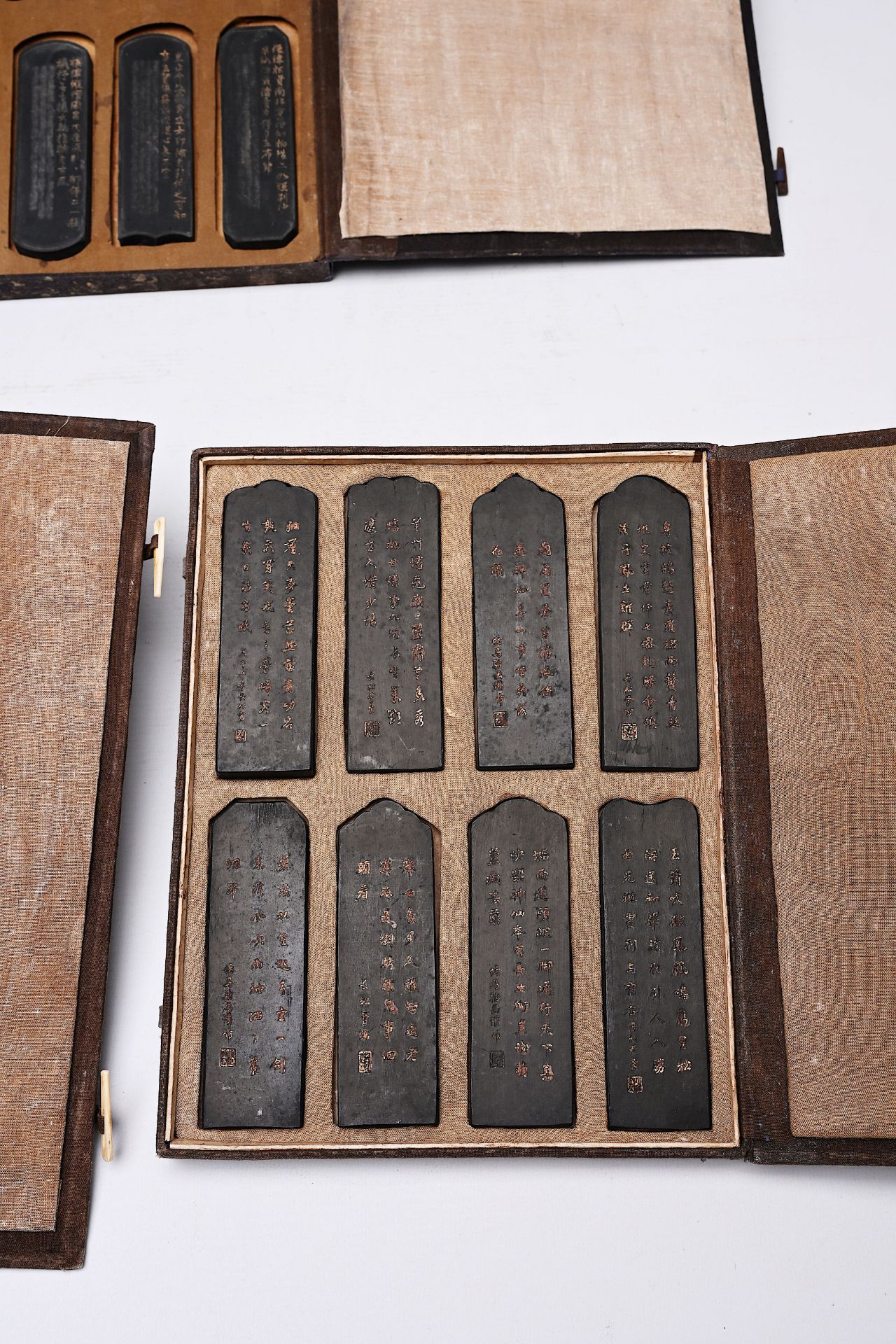 Two Chinese famille rose vases and three cases with ink stones, 19th/20th C. - Bild 25 aus 29