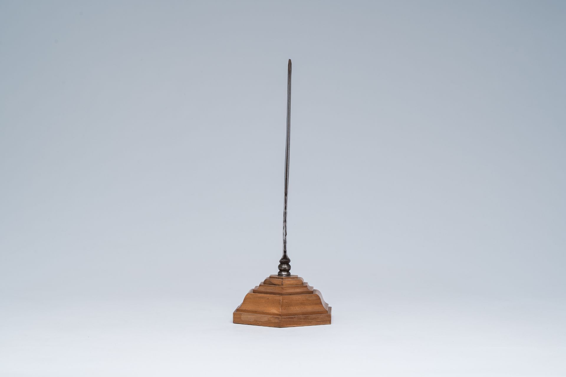 An open worked wrought iron spearhead on a wood stand, 19th C. or earlier - Bild 5 aus 8