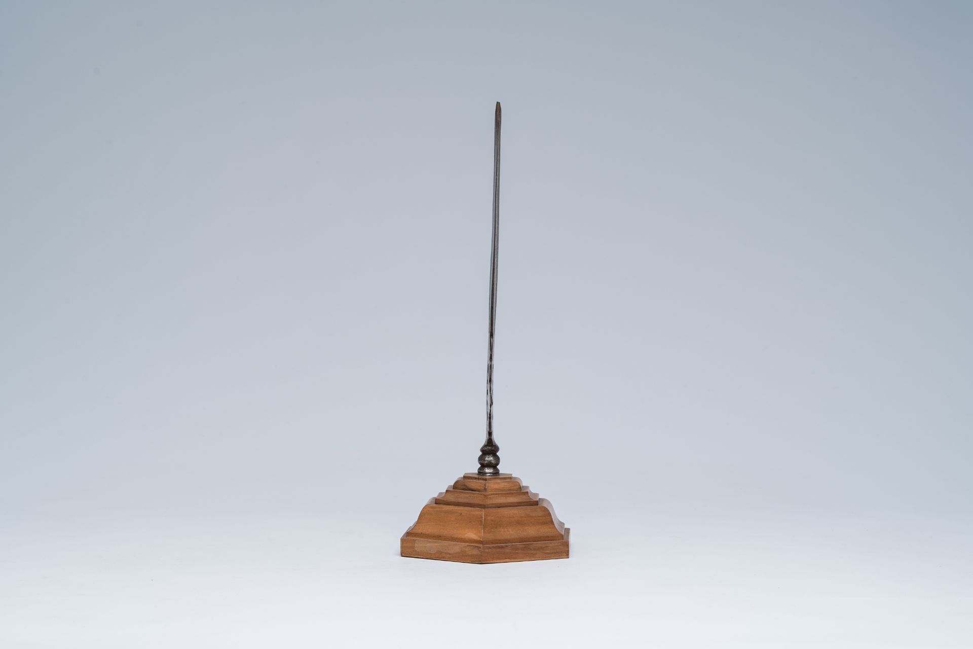 An open worked wrought iron spearhead on a wood stand, 19th C. or earlier - Image 5 of 8