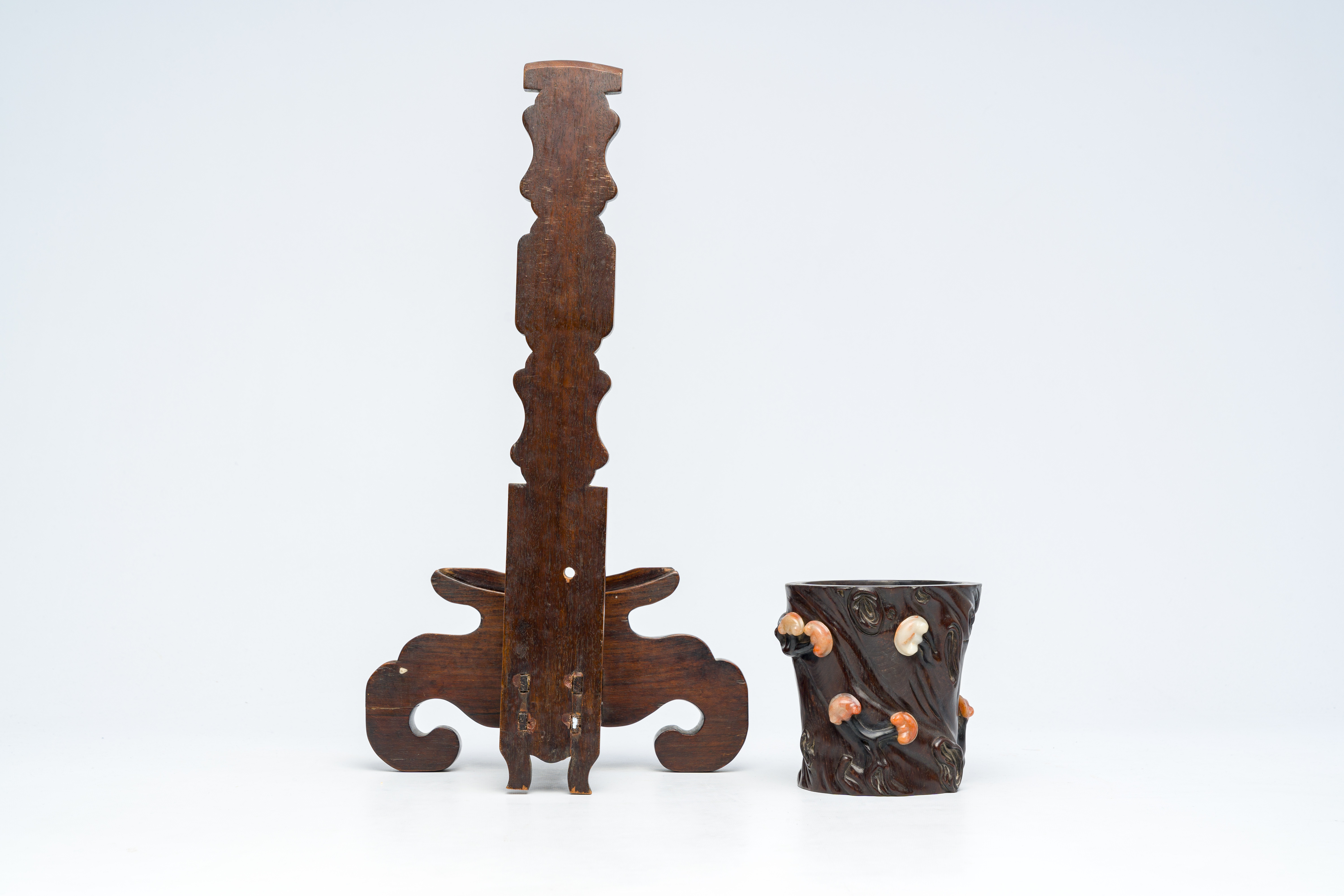 A large Chinese carved wood dish stand and a soapstone inlaid brush pot, 19th/20th C. - Image 3 of 7