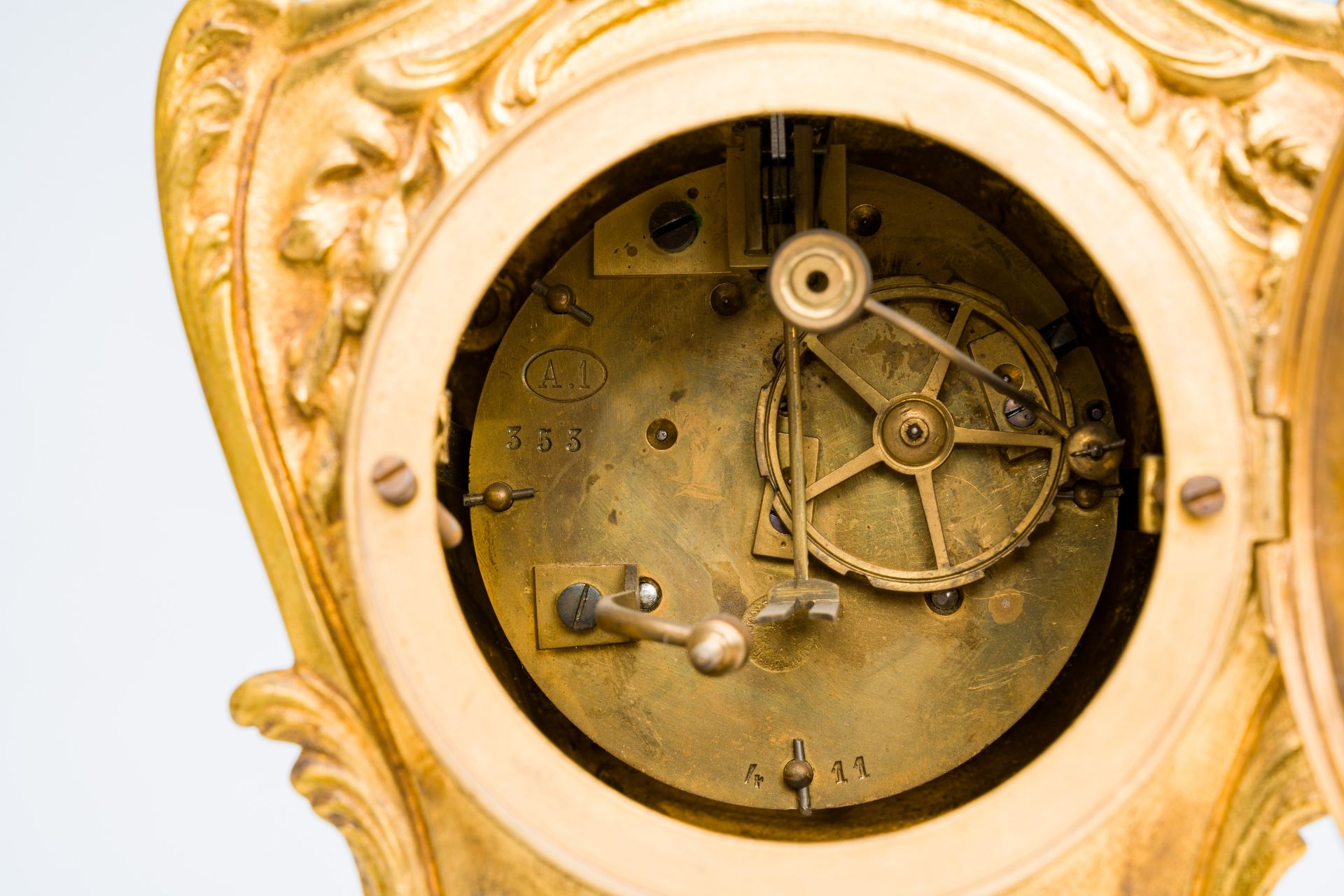 A French Louis XV style gilt bronze three-piece clock garniture, 19th C. - Bild 7 aus 9