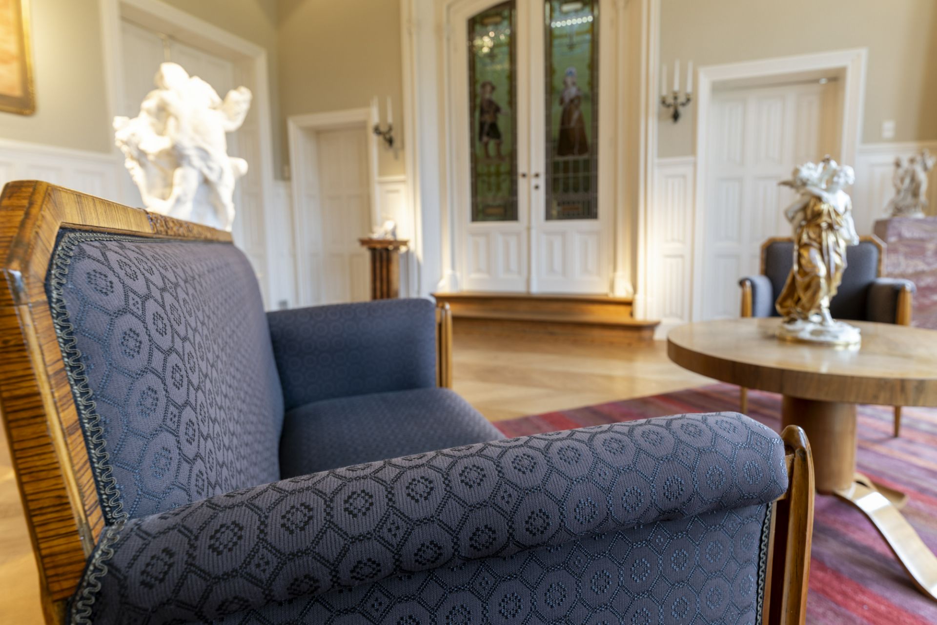 A three-piece Art Deco salon comprising of a sofa and two armchairs with fabric upholstery, first ha - Image 4 of 19