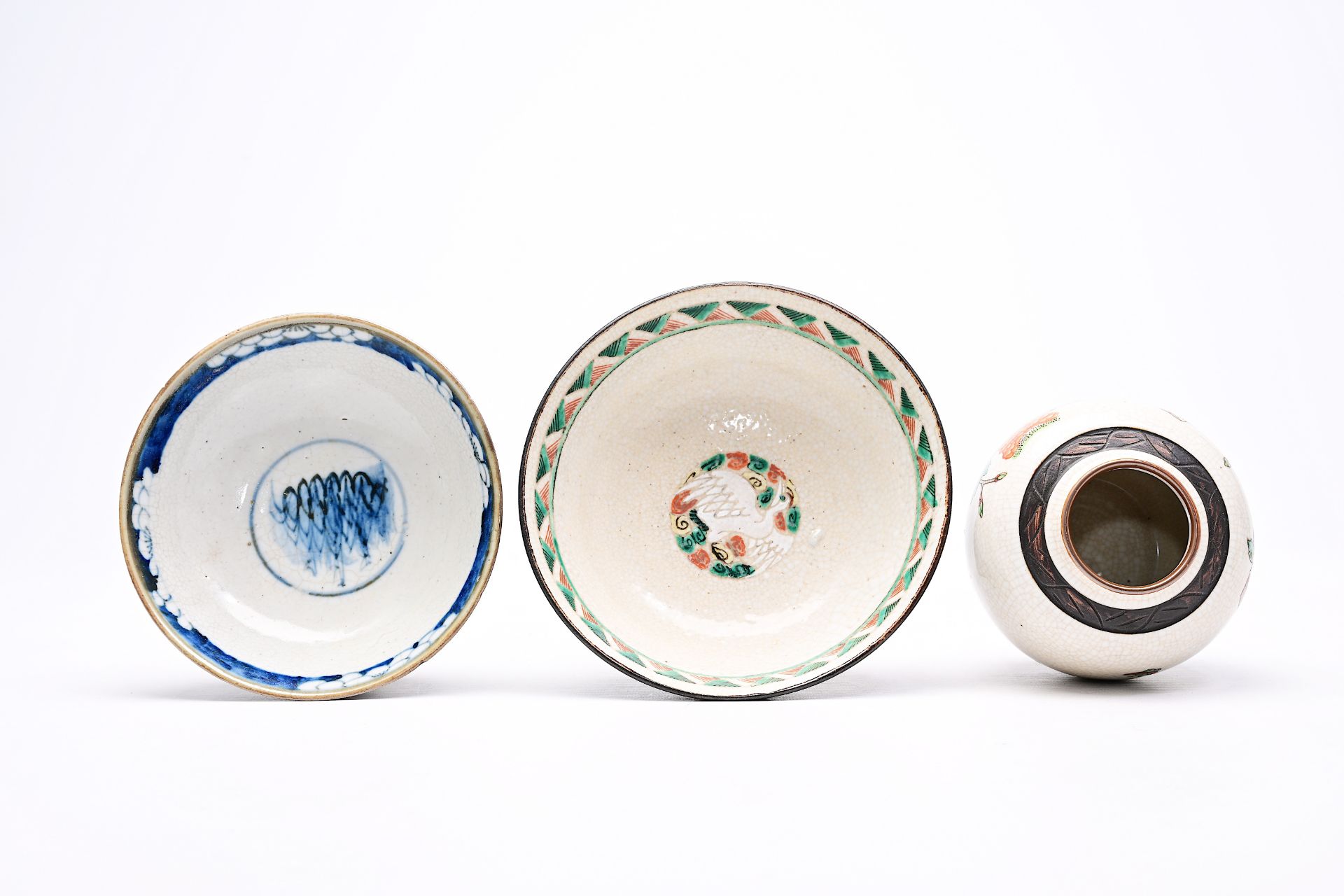 A varied collection of Chinese famille rose, verte and blue and white porcelain, 19th/20th C. - Bild 37 aus 48