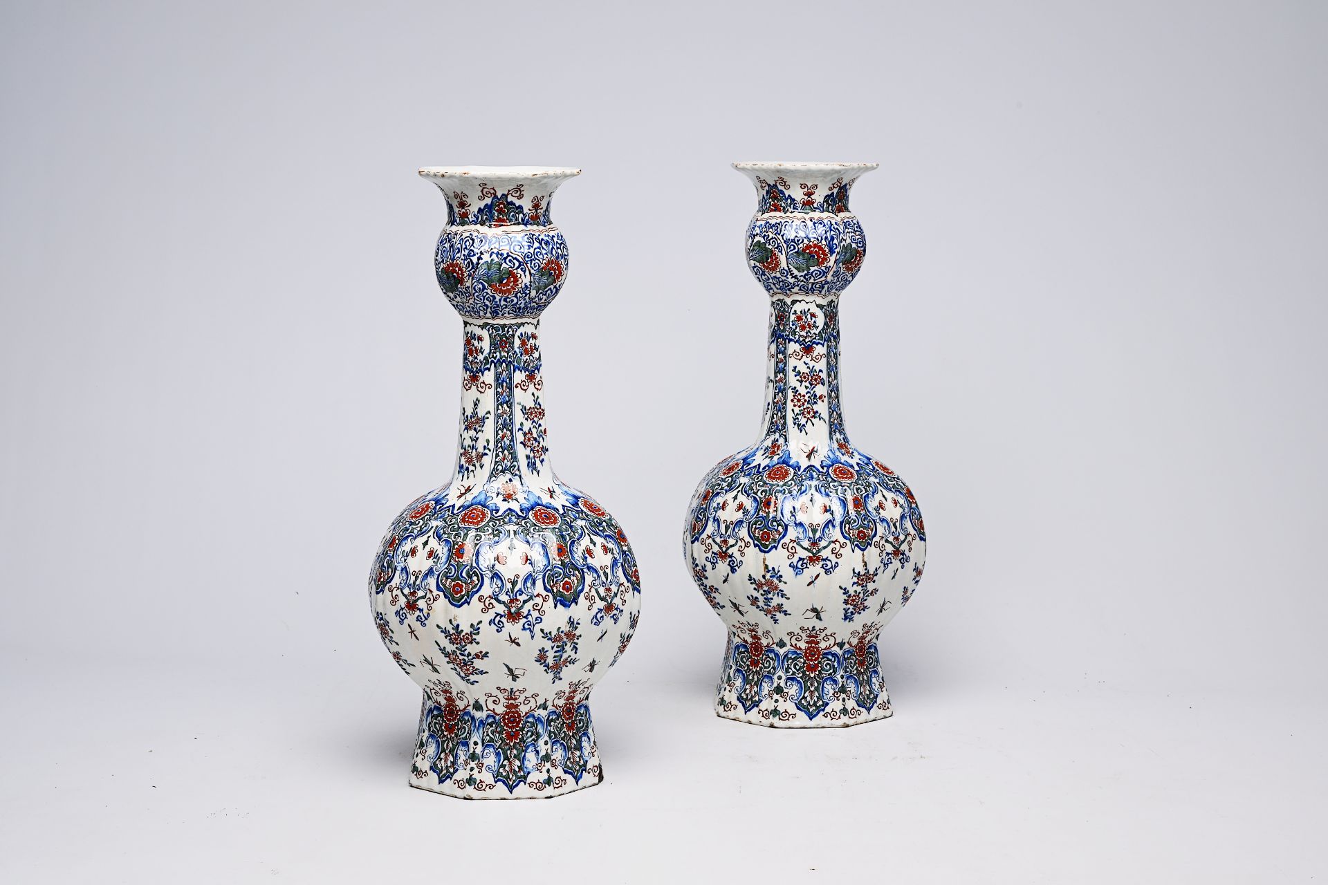 A pair of Dutch Delft cashmire palette vases with floral design, 19th C. - Image 5 of 11