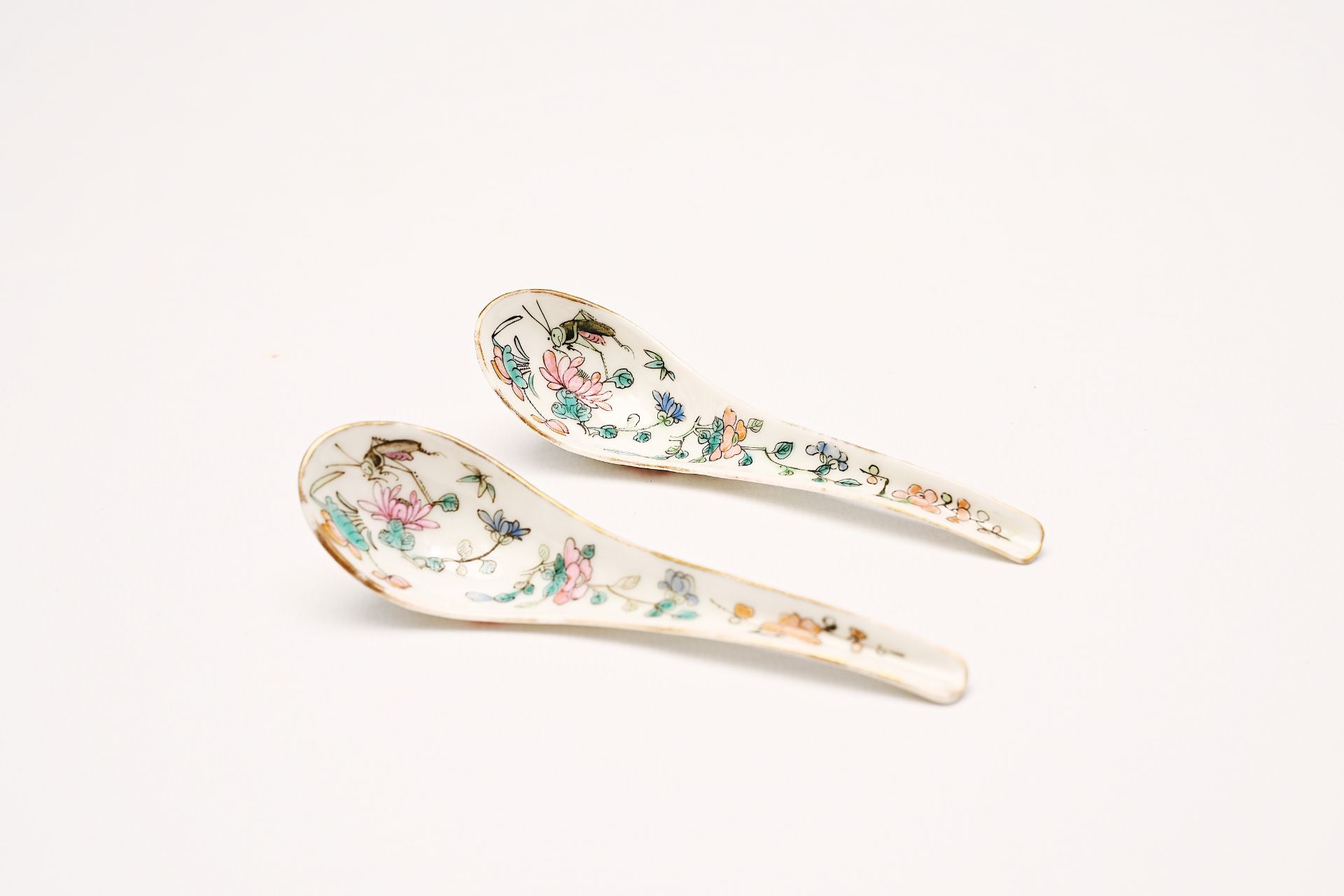 Sixteen Chinese blue, white, famille rose and monochrome spoons, 19th/20th C. - Bild 8 aus 14