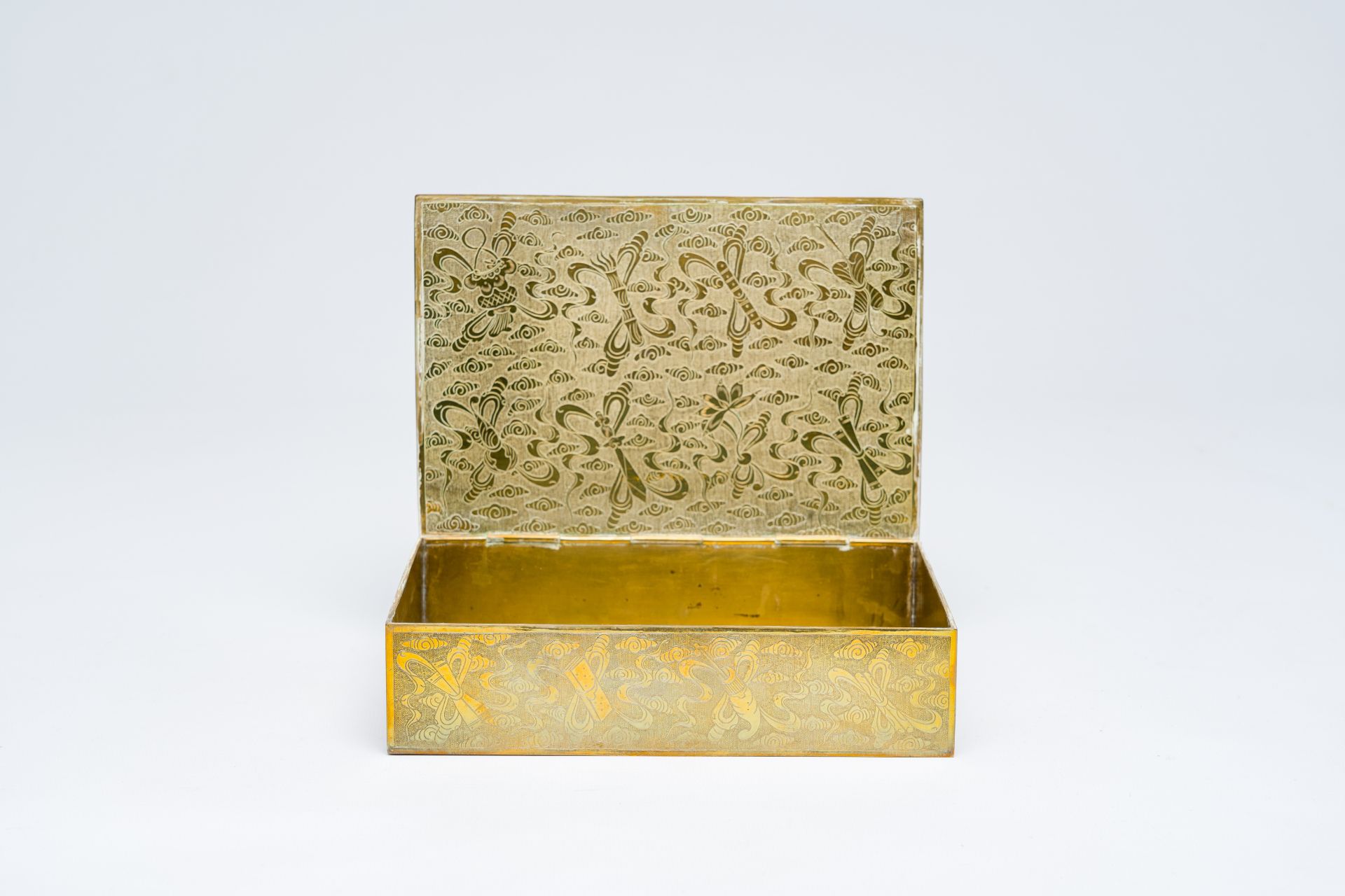 A Chinese famille rose plaque mounted in an engraved copper box, Republic - Bild 8 aus 11