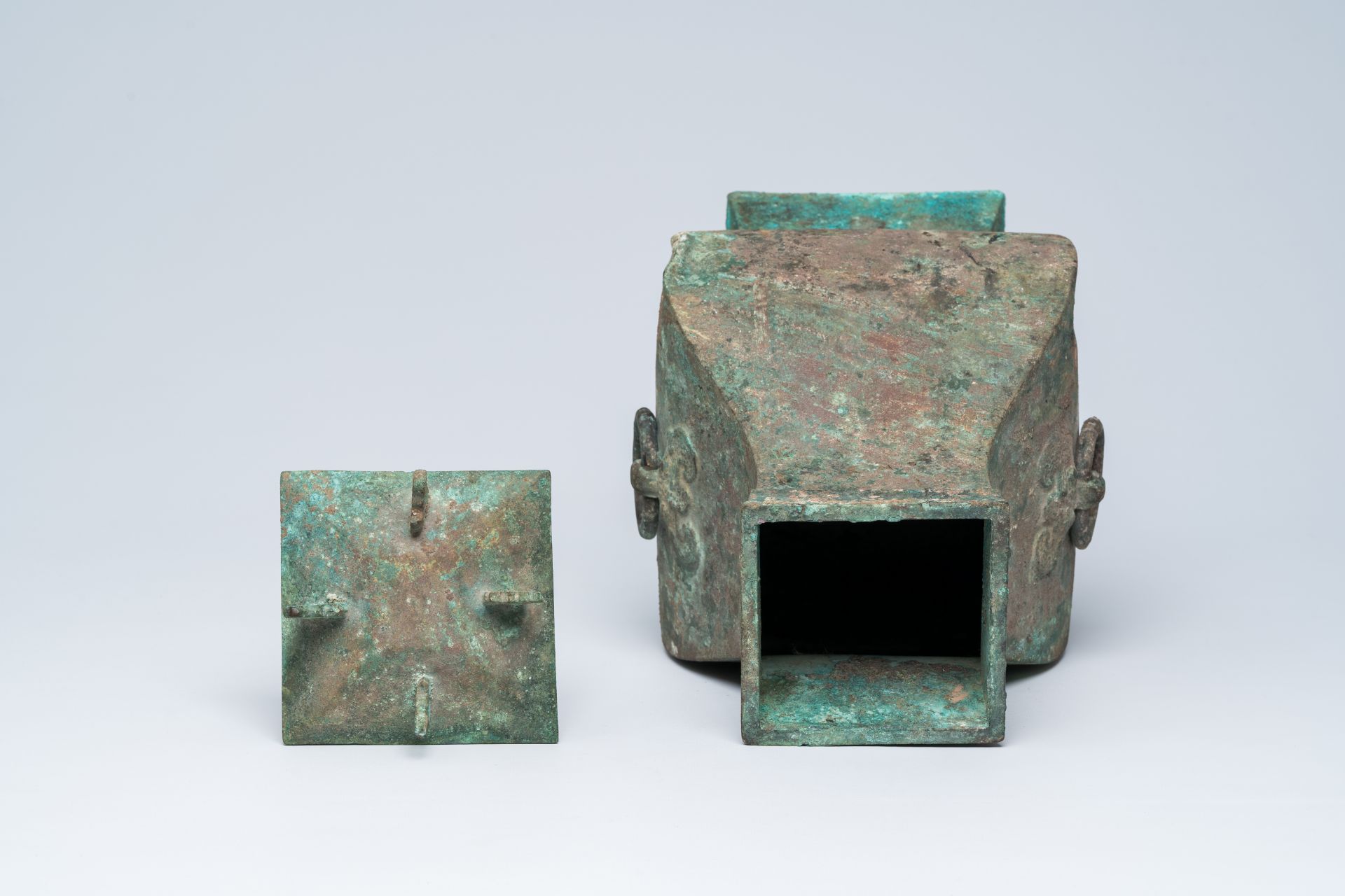 A Chinese bronze 'Fang' vase and cover, Han - Bild 6 aus 9